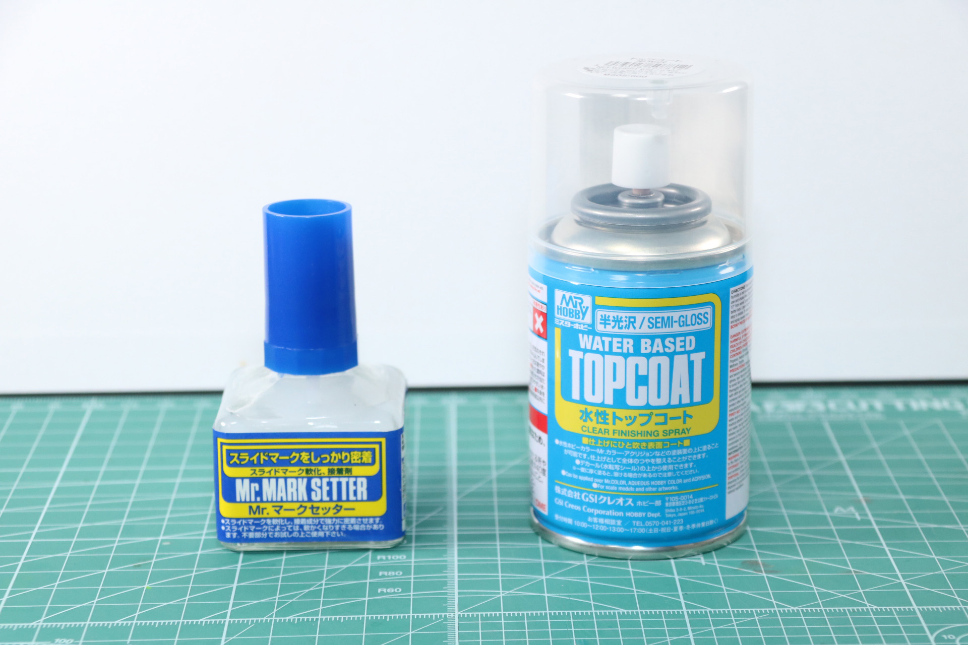 使用したマークセッター「Mr.マークセッター」（左）、「水性トップコート 半光沢」（右）