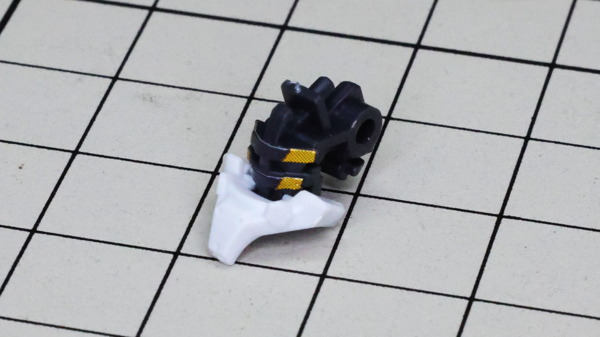 メカフレームにシールでセンサーを表現していきます