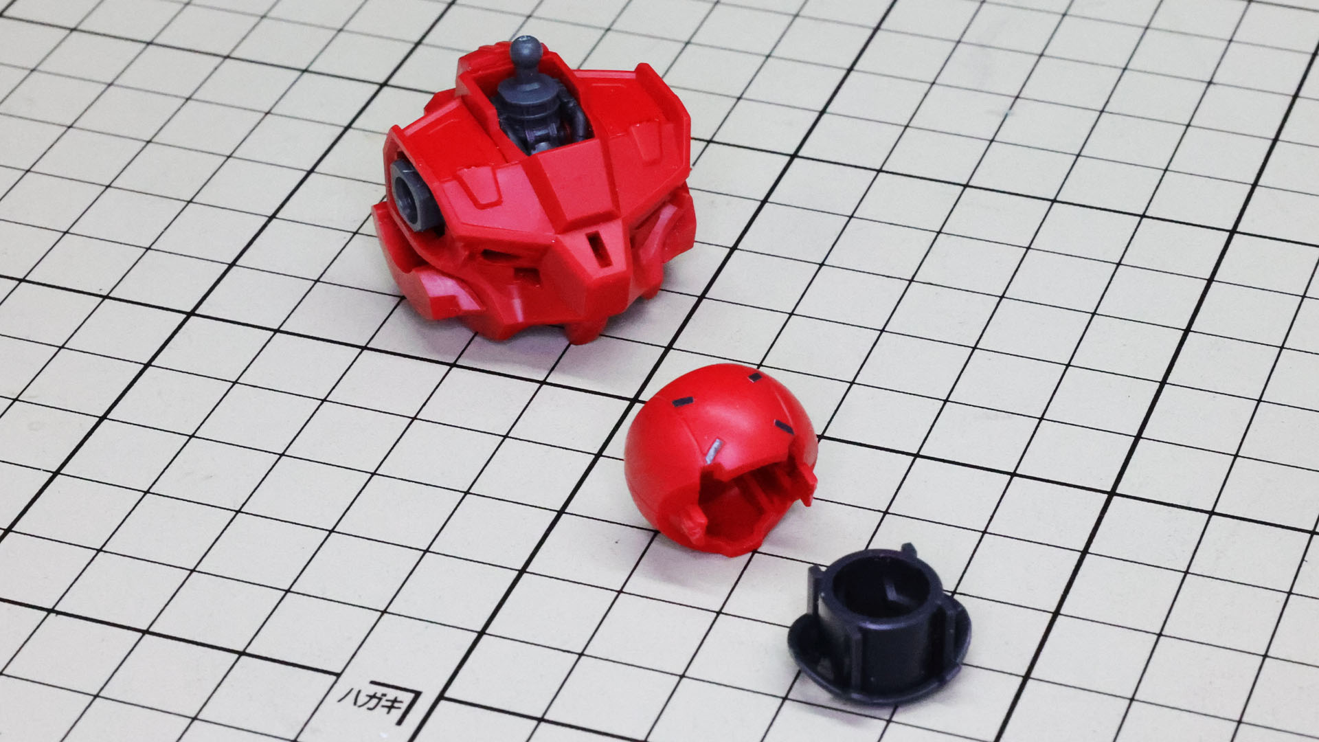 腹部はボール状の形をしていて、胸部とドッキングするためのメカフレームが組まれます