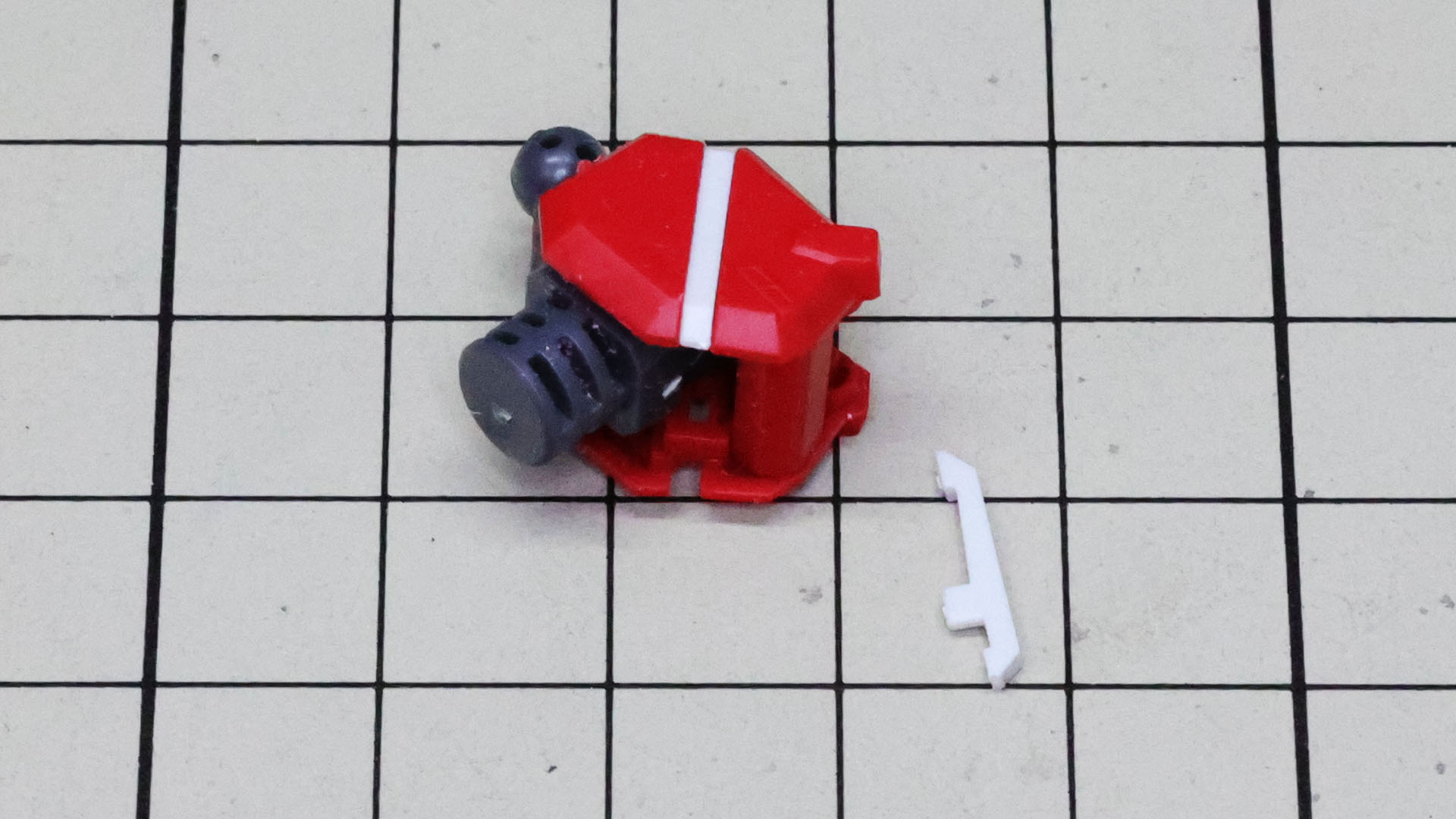 肩の白いラインはガンダム同様別パーツ化されています。表裏で違うパーツですが間違えない設計で親切です