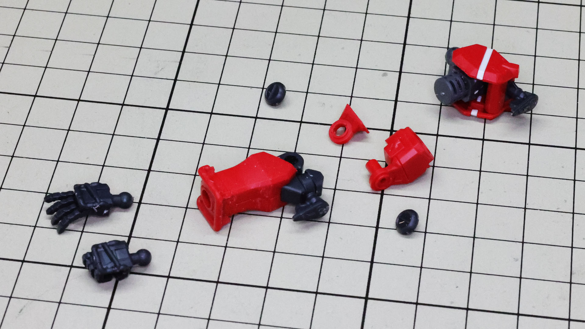 上腕部の構造自体は赤いガンダムと同じでしたが外側にあるマルイチモールドが別パーツ化されています