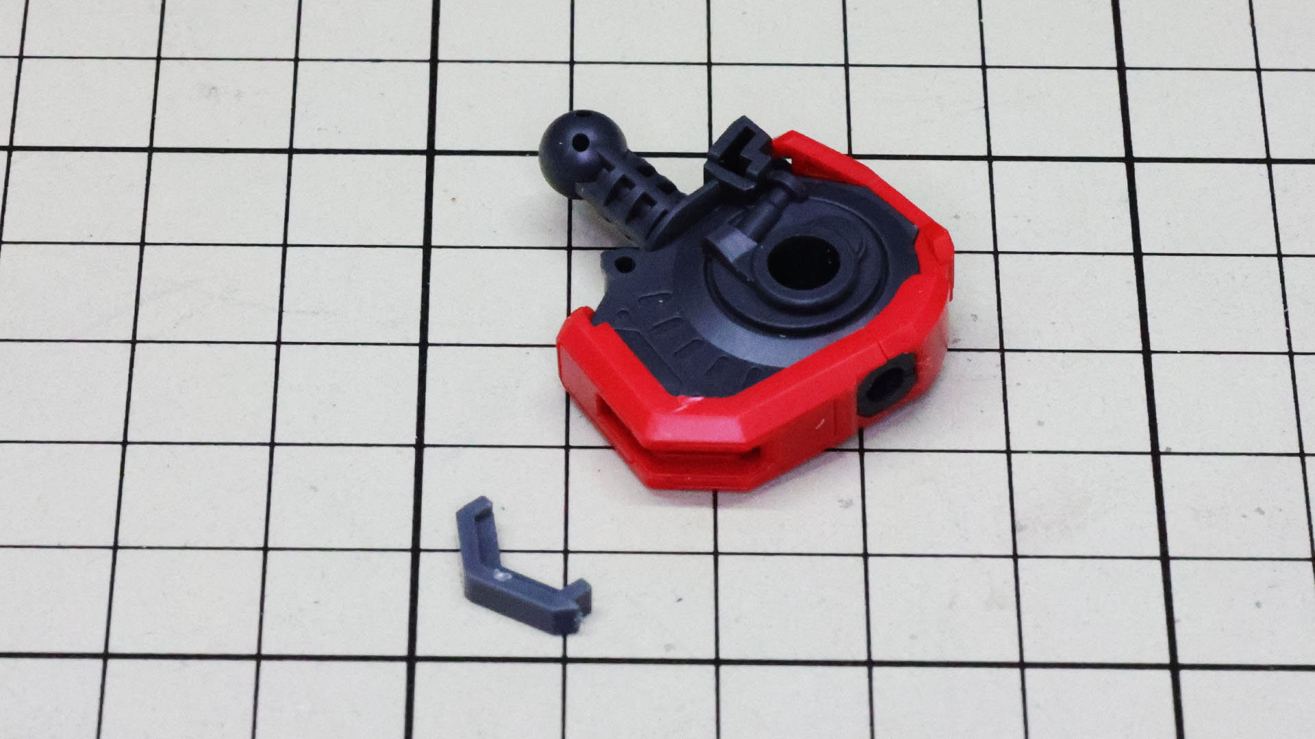 組立は簡単。メカフレームに装甲パーツを組み付けていくだけです