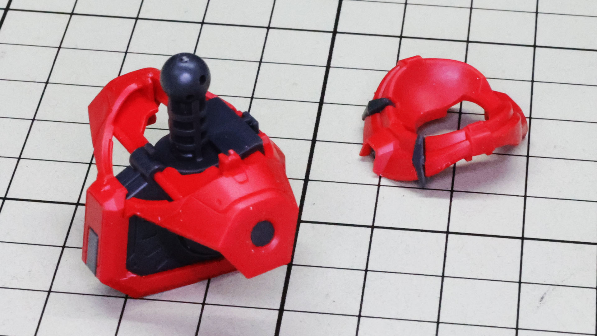 サイドアーマーは細い部分で本体に接続される部分があるので注意して組み付けます