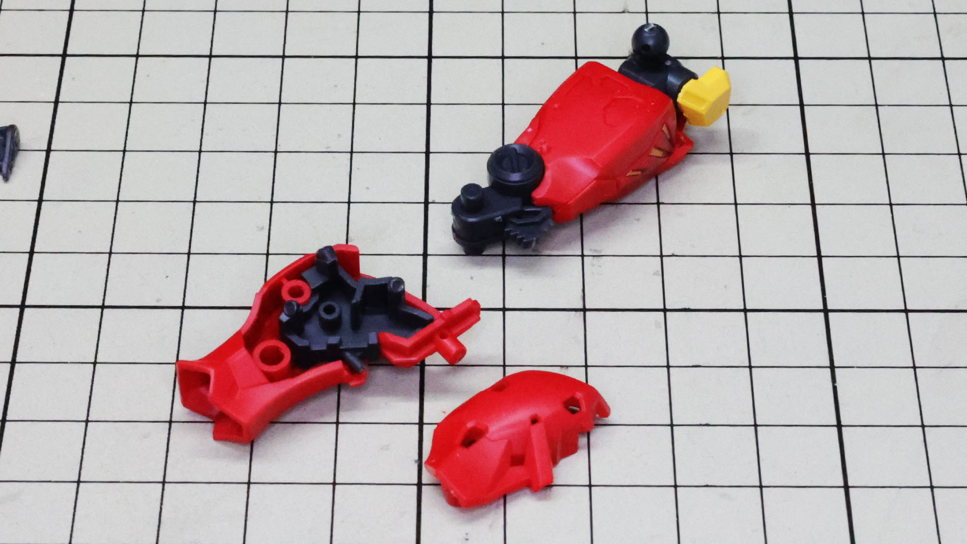 膝下を組んでいきます。軽キャノンは膝アーマーが1色なので赤いガンダムとはパーツの形状が違います