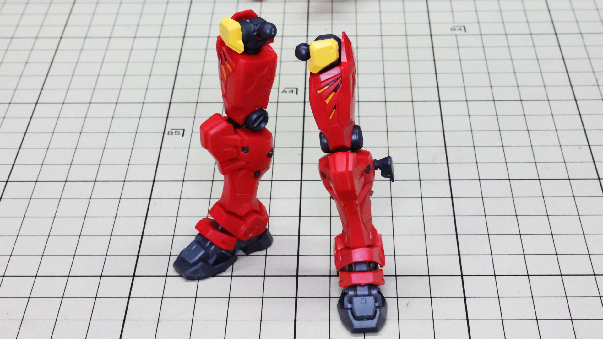 脚部完成！スタイルだけならガンダムと同じですが、ちょっとした違いも見つけられて楽しい部分でした