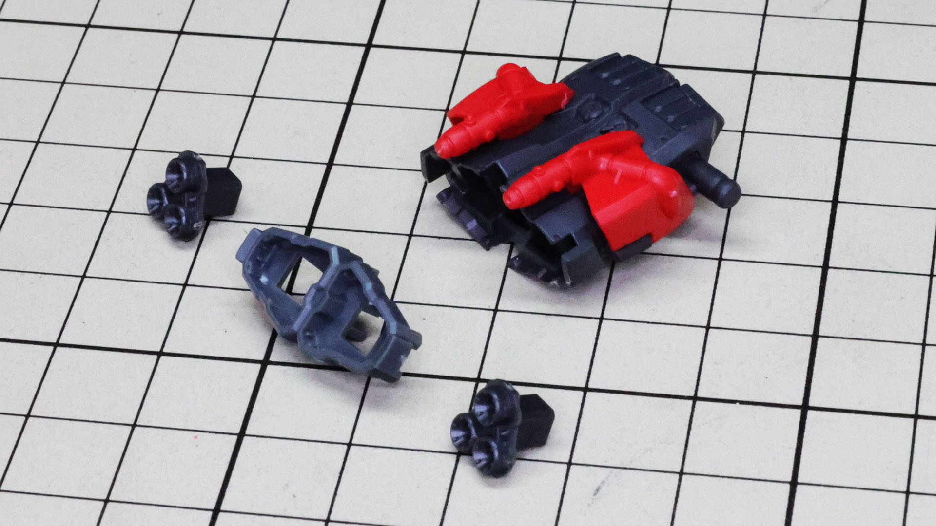 バックパック本体はガンダムのコア・ファイターを踏襲するデザインですが、右側にはキャノン砲を接続する軸が出ています
