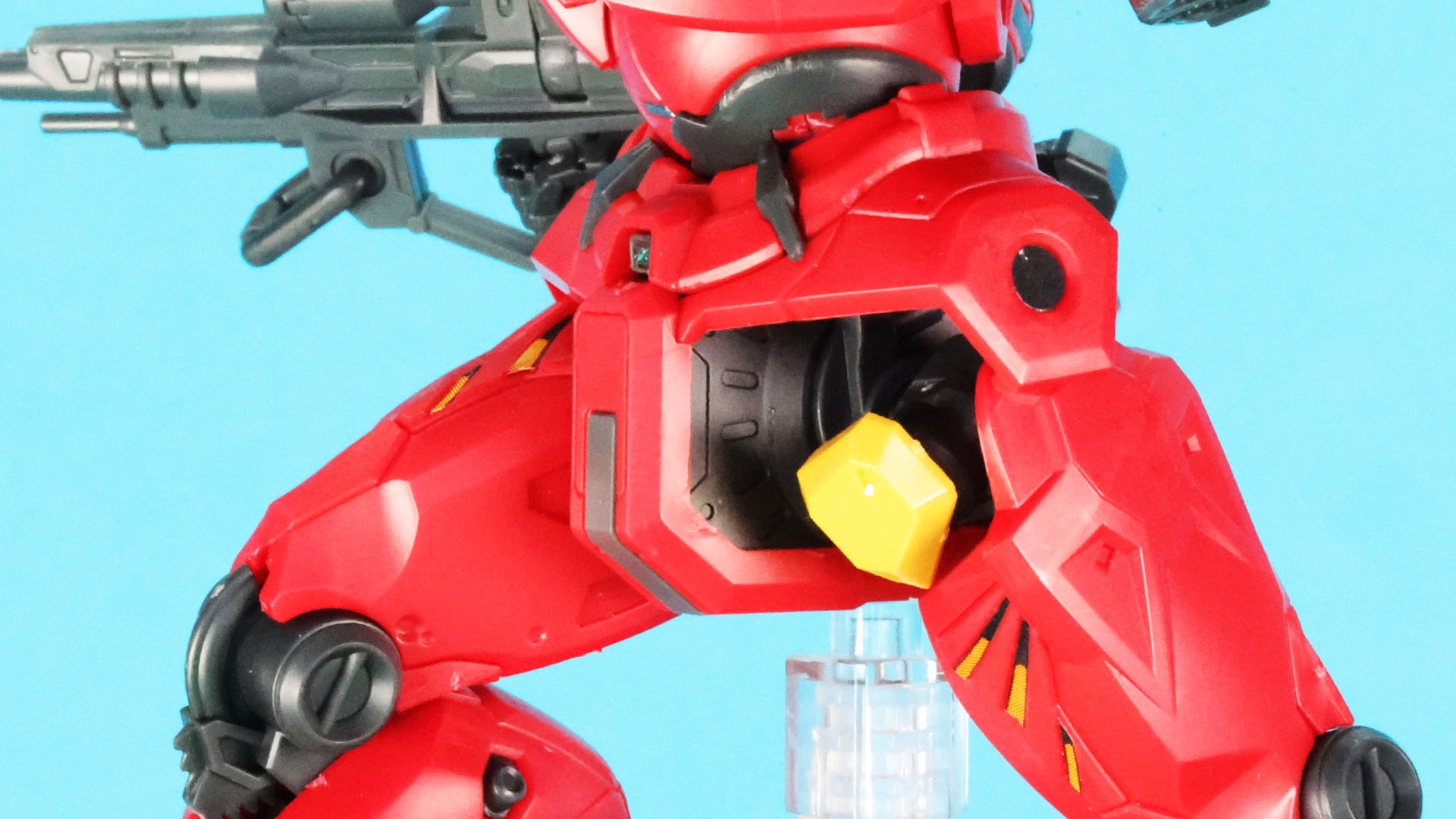 腰部のメカフレームにもディテールが入っています