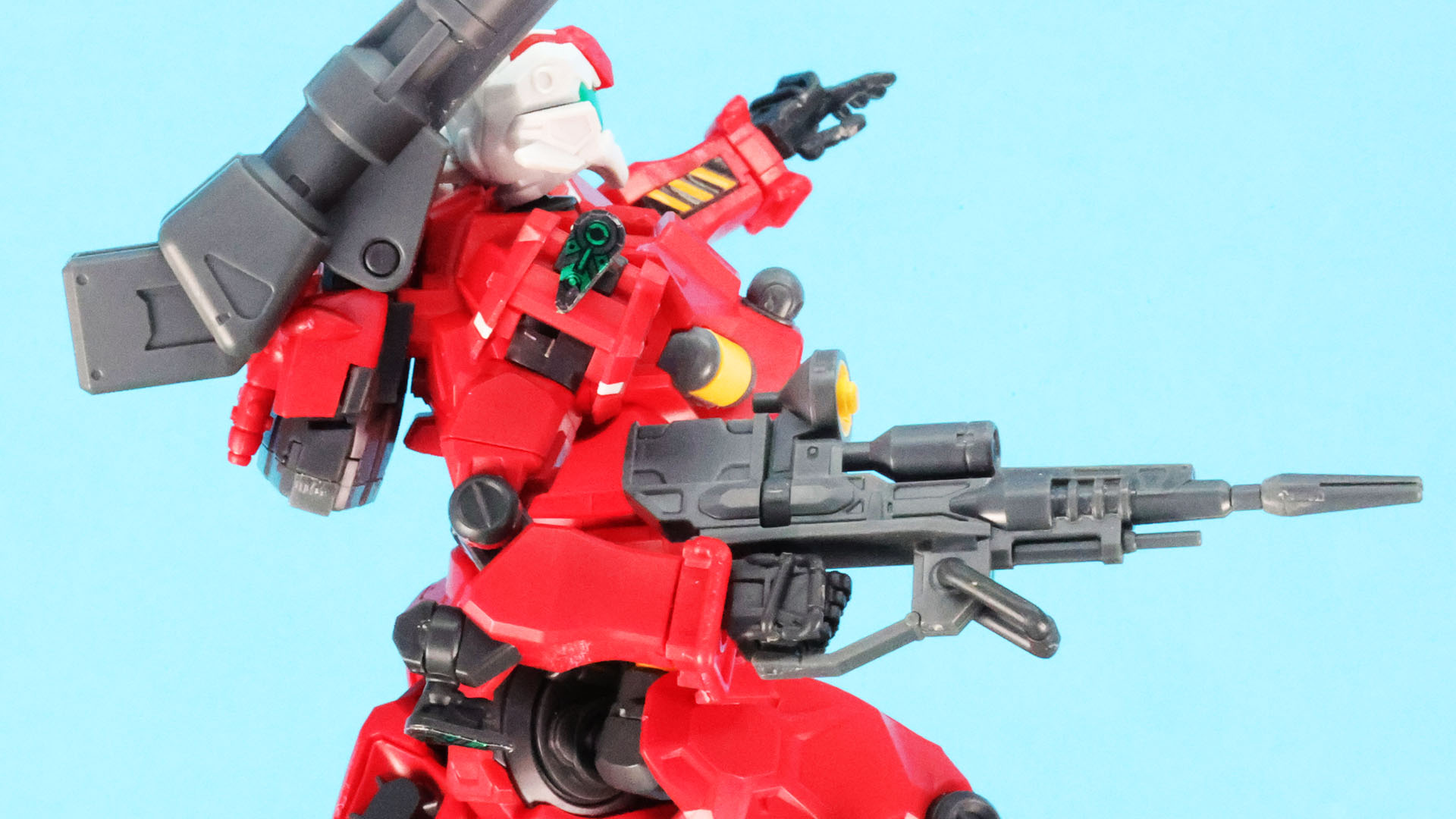 ビーム・ライフルはガンダムとは違うデザインです