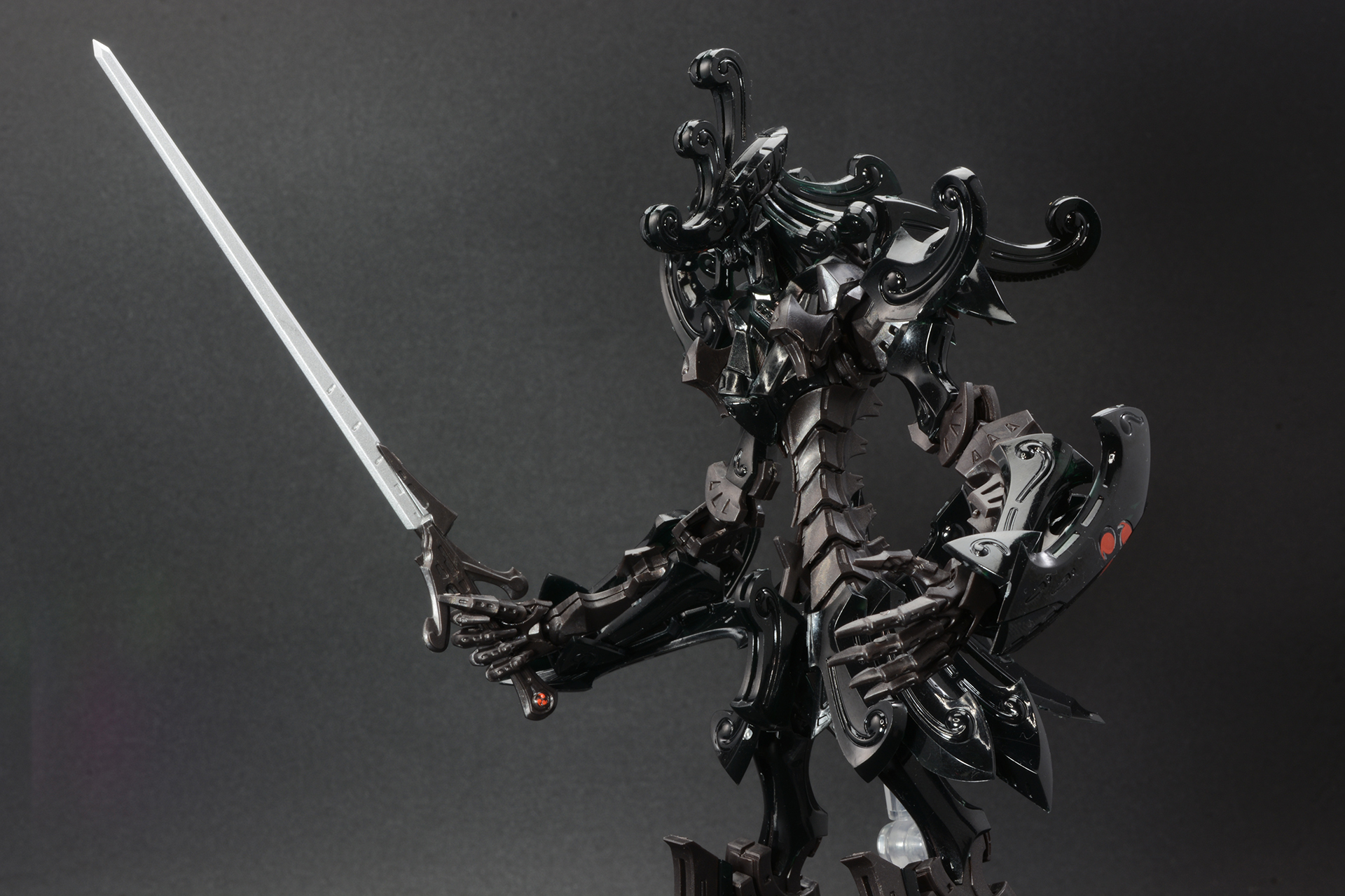 「VSMS 1/100 ダッカス・ザ・ブラックナイト」はフレームをABS、装甲をPSで表現しているため、PS用とABS用の2種類の接着剤が必要だった