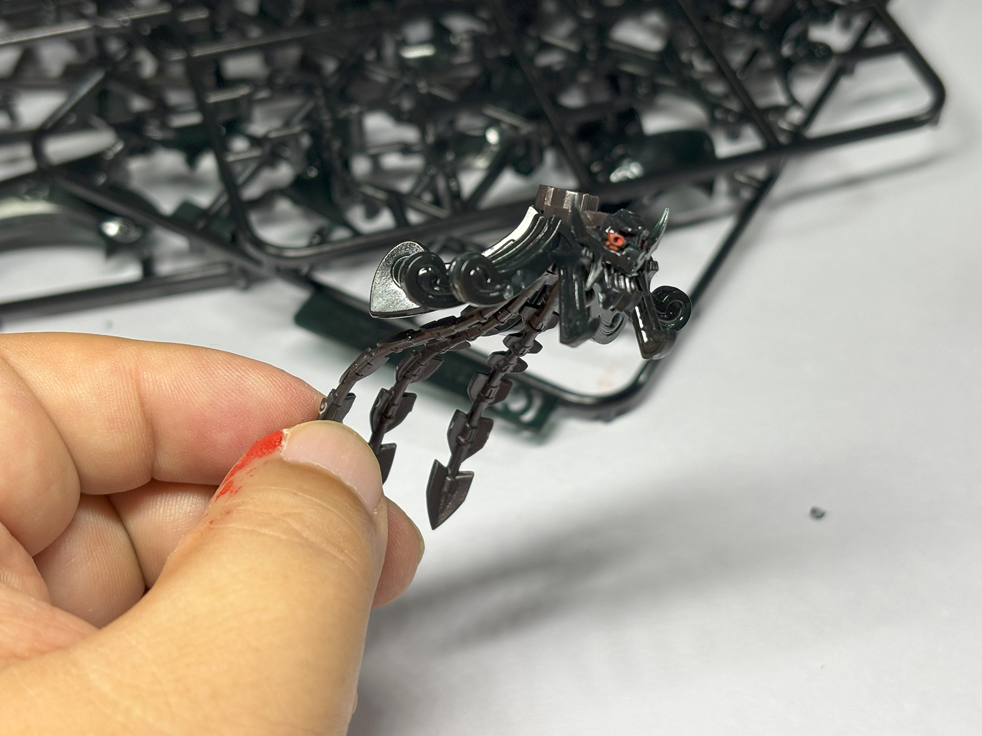 ABSのフレームは金属のようにも見える。ABSのフレームにガラスのような質感のPSの装甲を取り付けていく