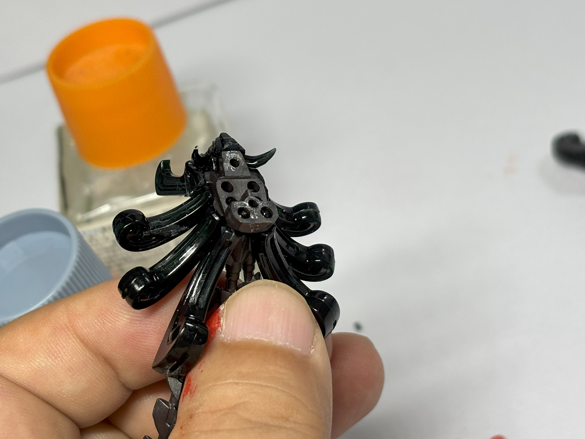 頭部は広い範囲を接着する。流し込みタイプの接着剤の場合、ちょっと多めに接続部分に塗り、パーツを合わせていく