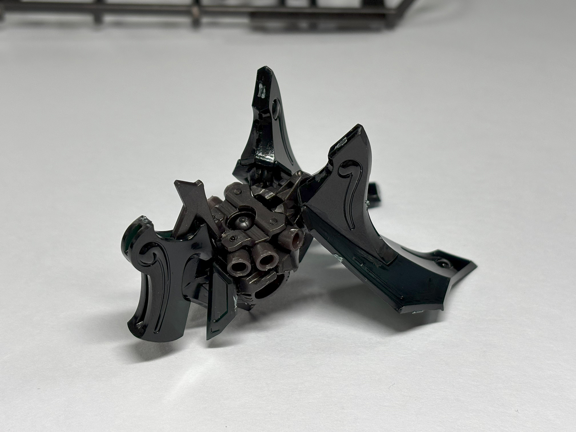 腰部もフレームに装甲を接着していく