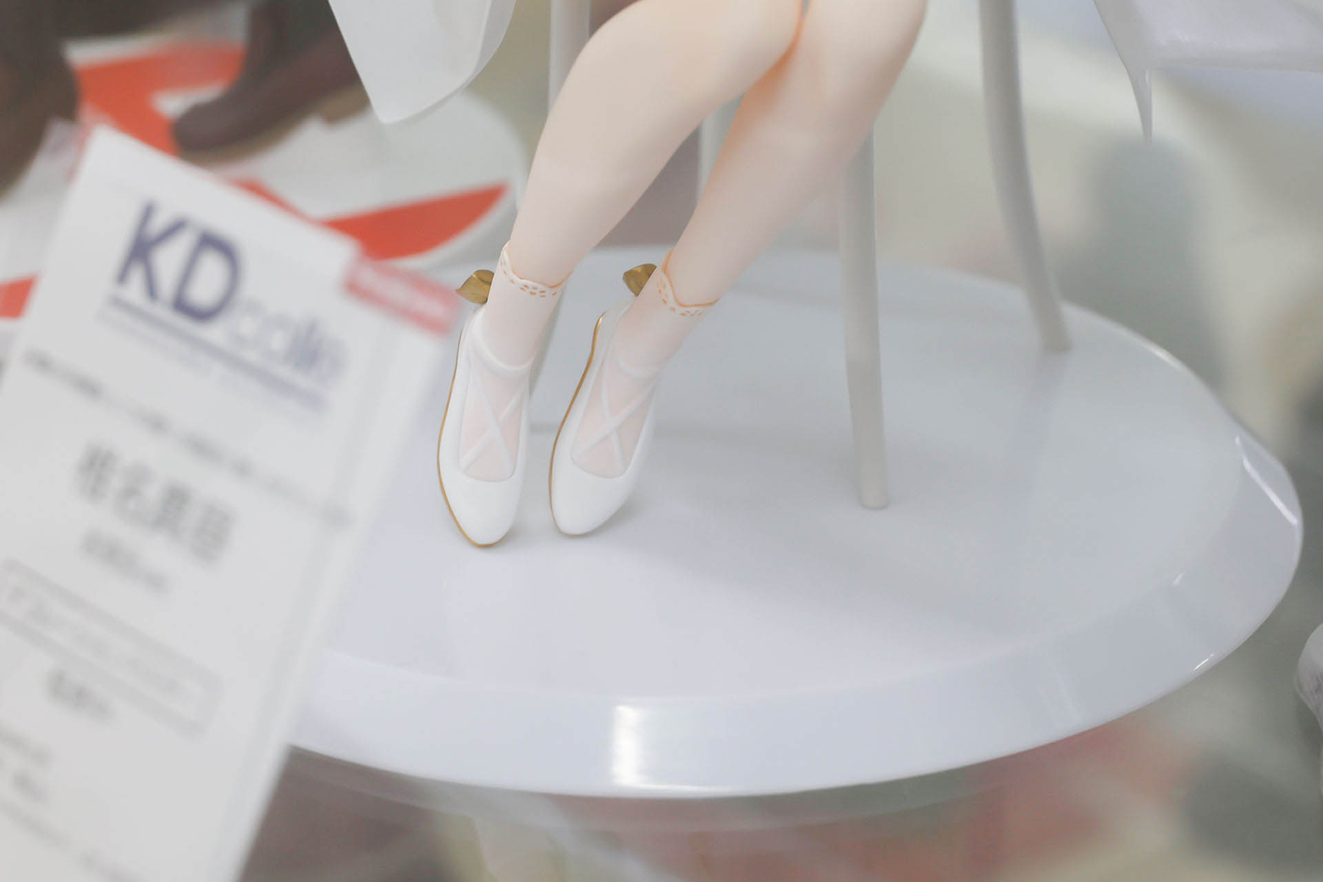 足元も衣装に合わせて白いパンプスを履いている