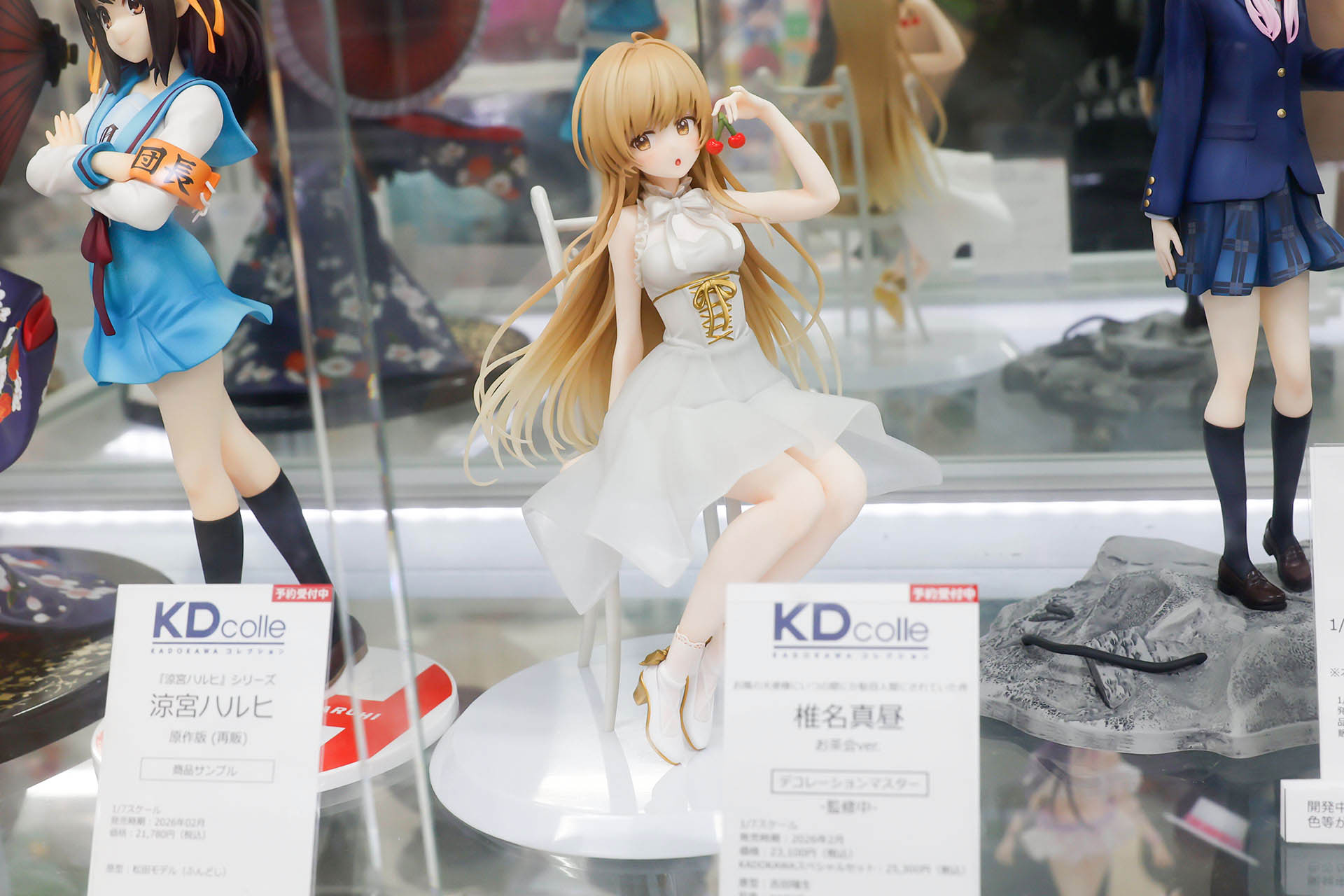 フィギュアの素材はプラスチックで、全高は約170mmだ