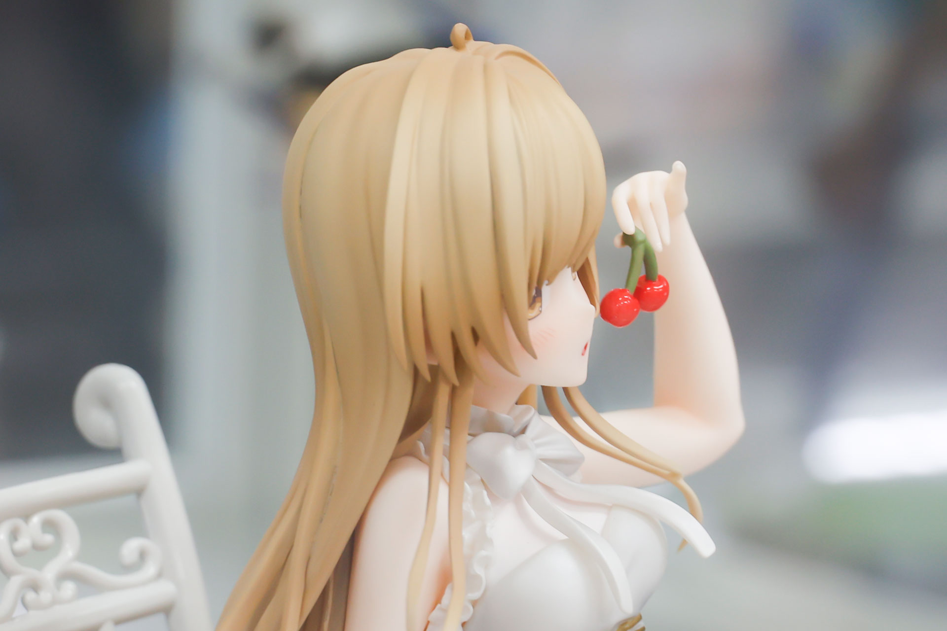 ヘアスタイルも複雑な形状をしている