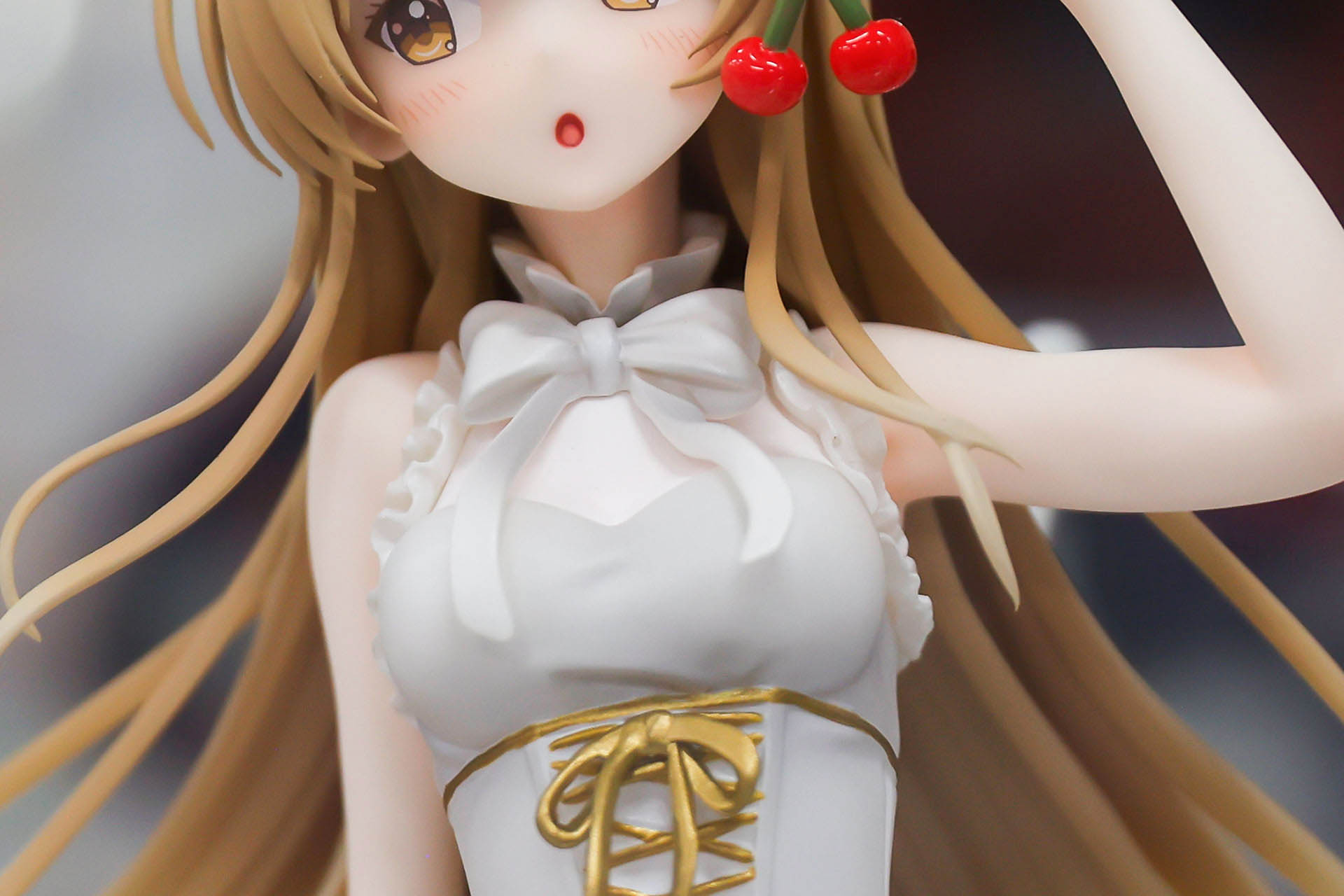 首元には大きなリボンが付けられている