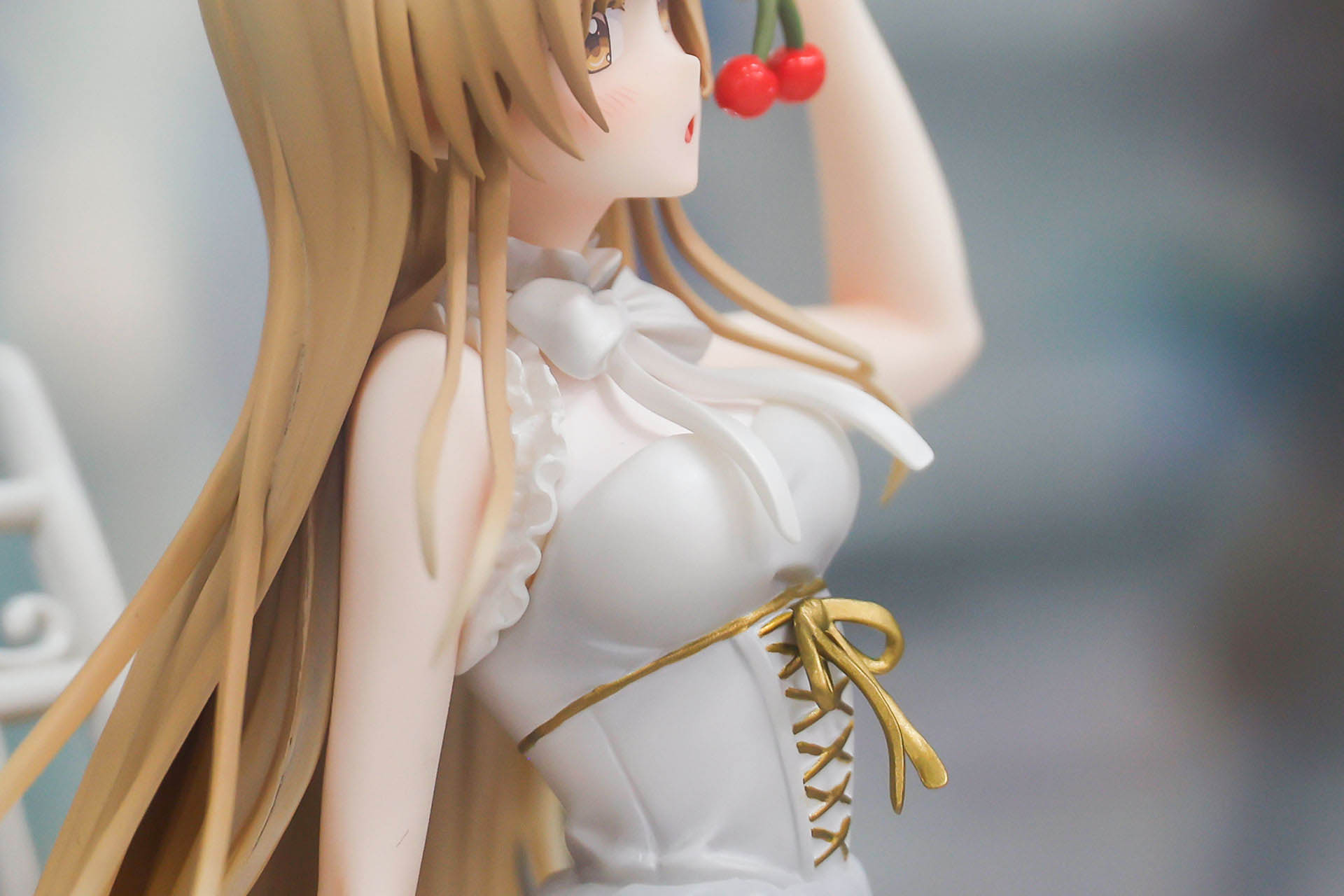 ウエストが締まっているので、体の細さがよくわかる