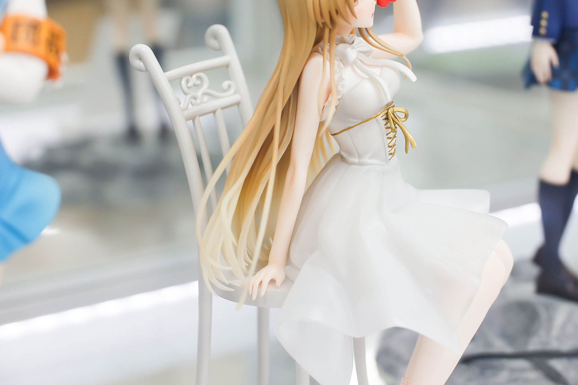 腰掛けている椅子もおしゃれだ