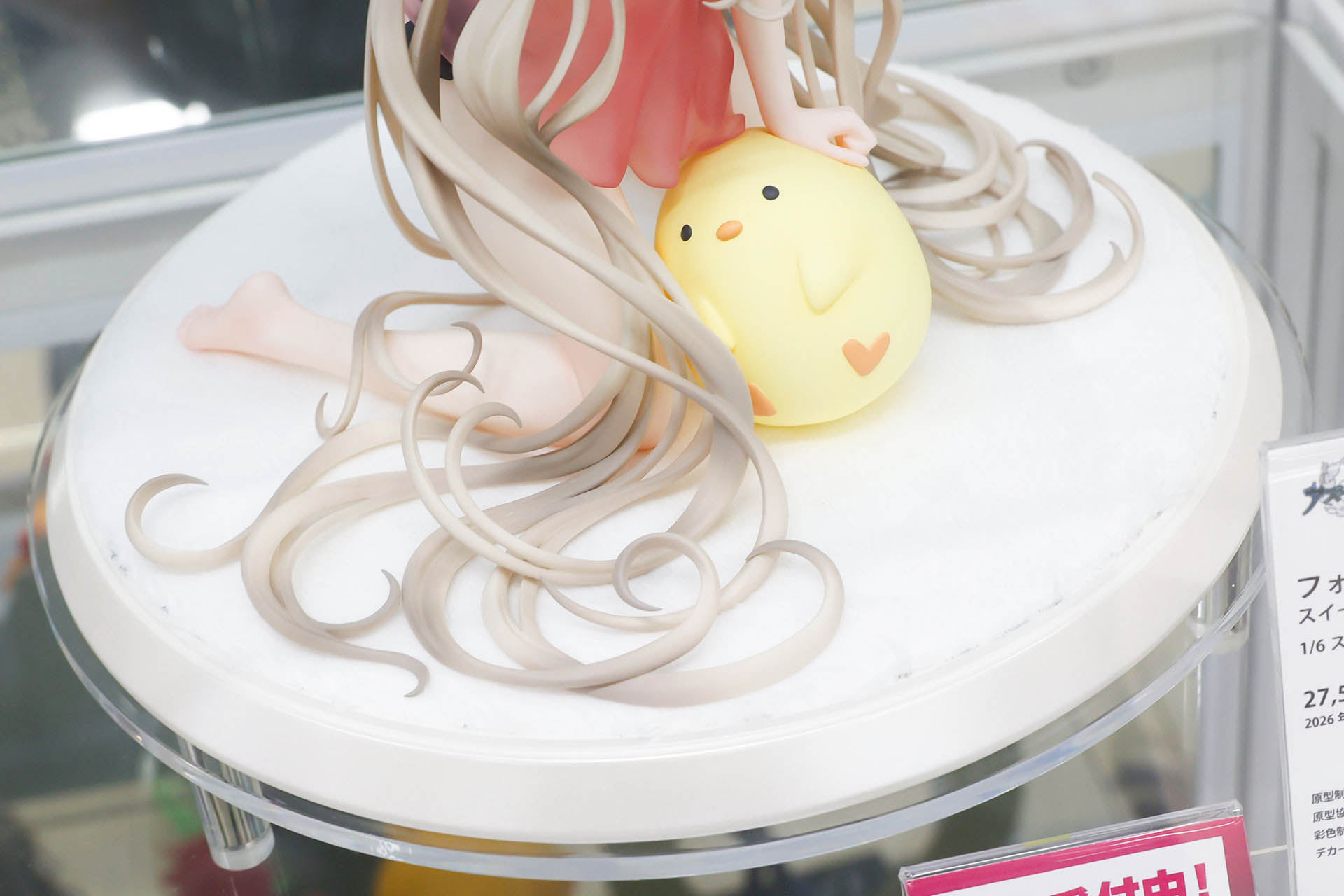 台座部分はふかふかとしたカーペットのようなデザインになっている