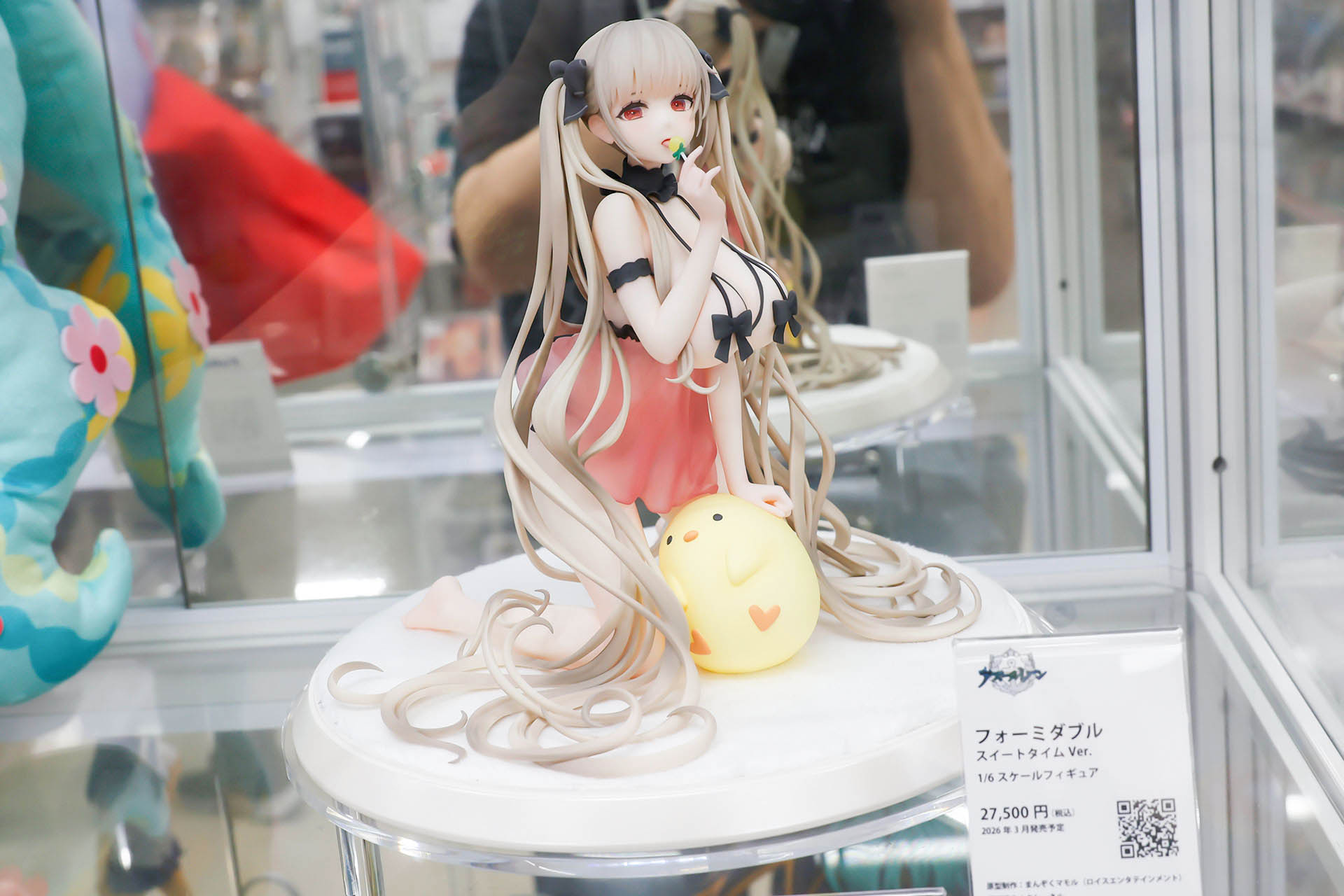 フィギュアの素材はPVCとABSで、台座部分を含む全高は約197mmだ