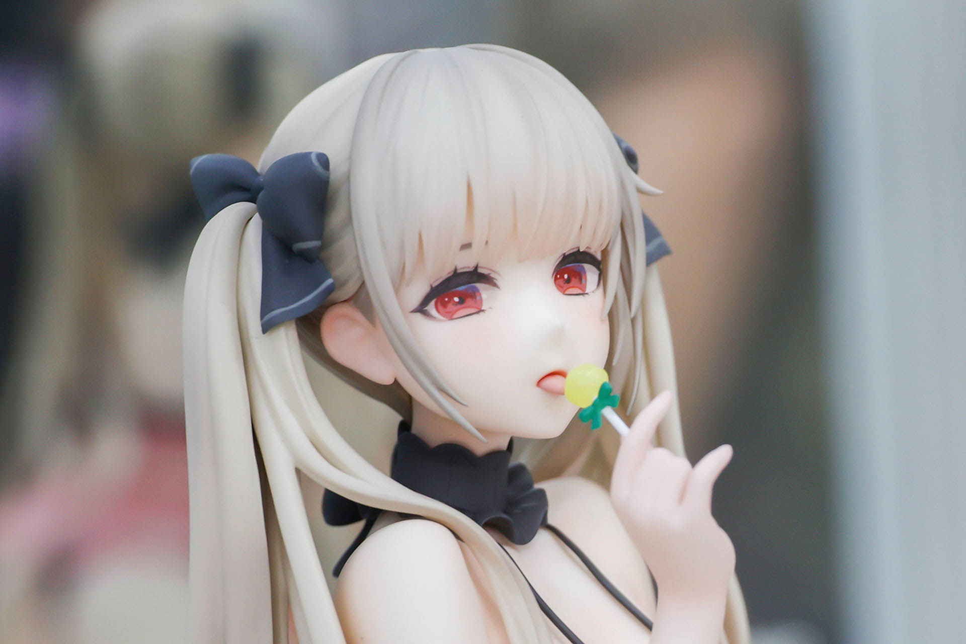 ロリポップをなめている姿もキュート！