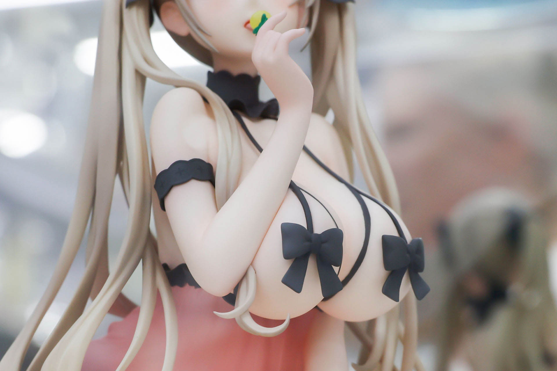 衣装は露出度が高めだ