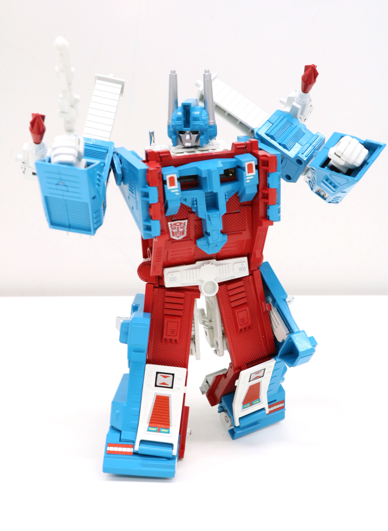 新たに可動部が追加され、アクションポーズも取ることができる