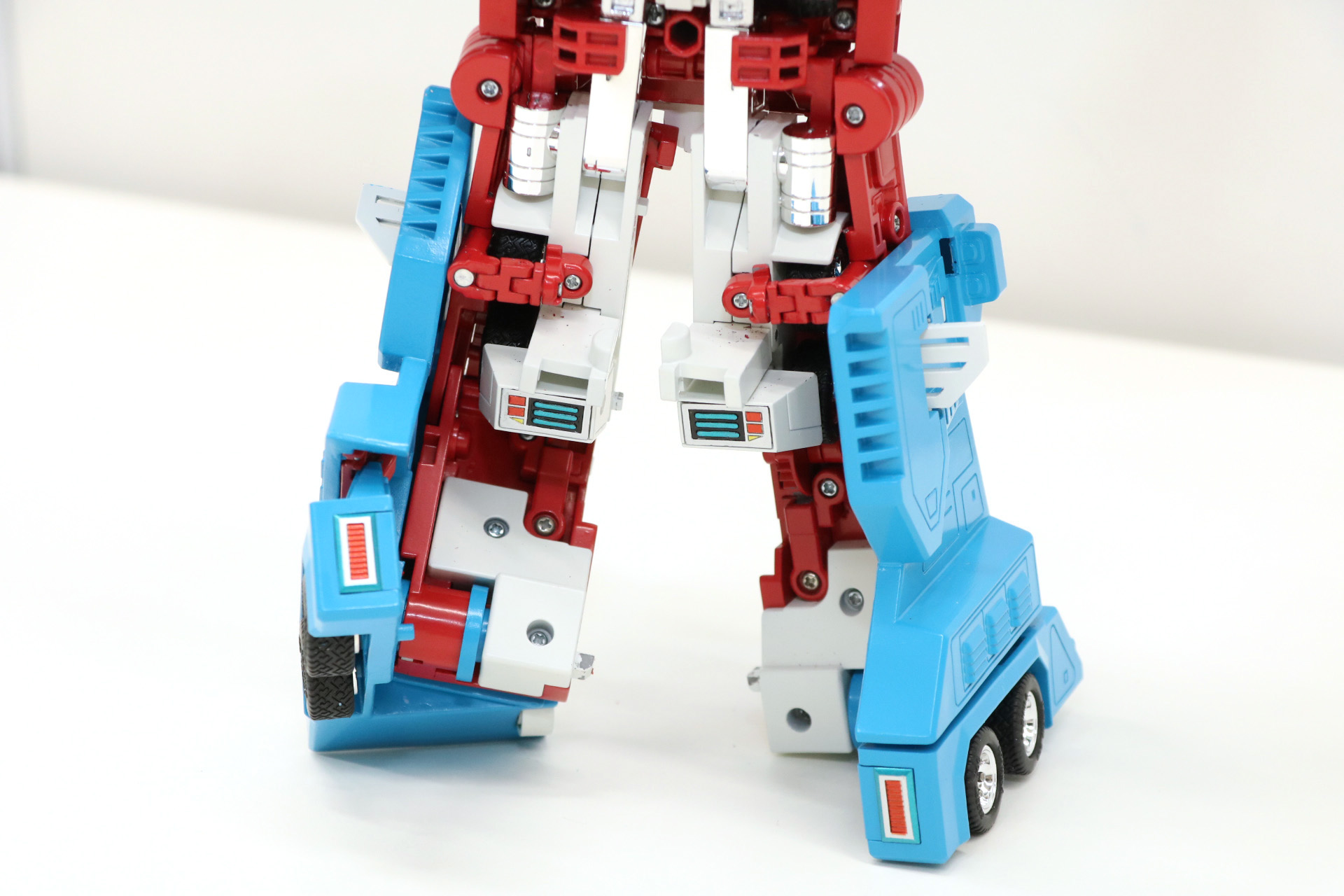 コンボイ型ロボットも関節が進化し、「ウルトラマグナス」状態でも動きを追従