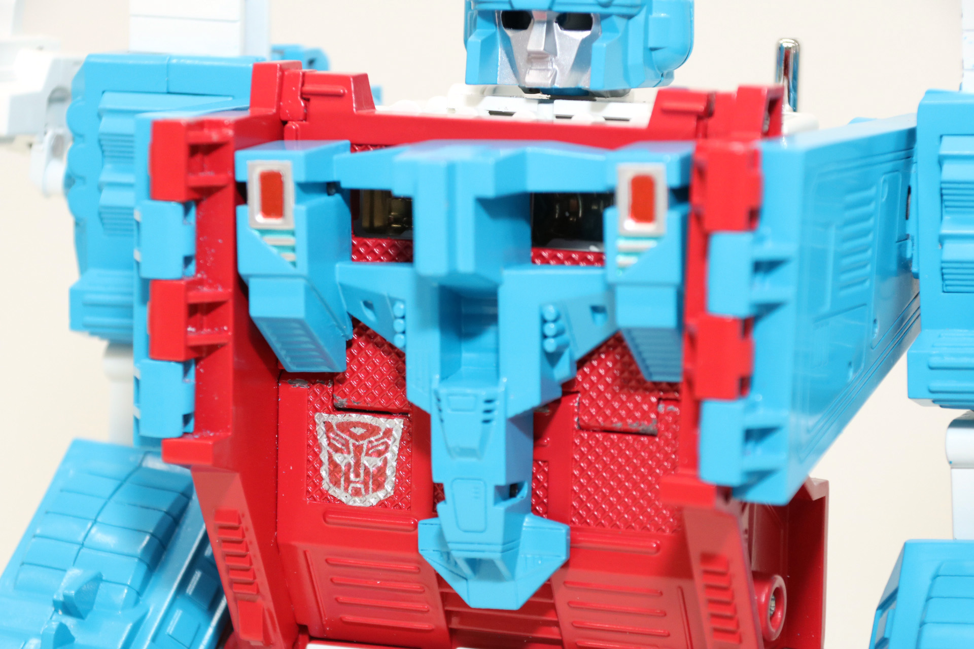 赤い胸部にもダイキャストが使用されている