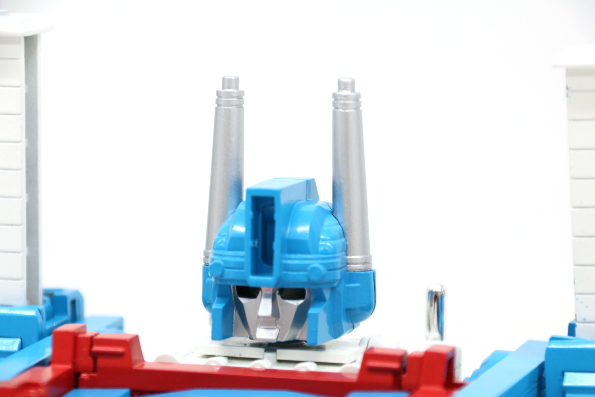 「ウルトラマグナス」頭部の目元はオリジナル同様に空洞造形となっている。また、アンテナ造形も旧ダイアクロンの「パワードコンボイ」に近いものとなっている