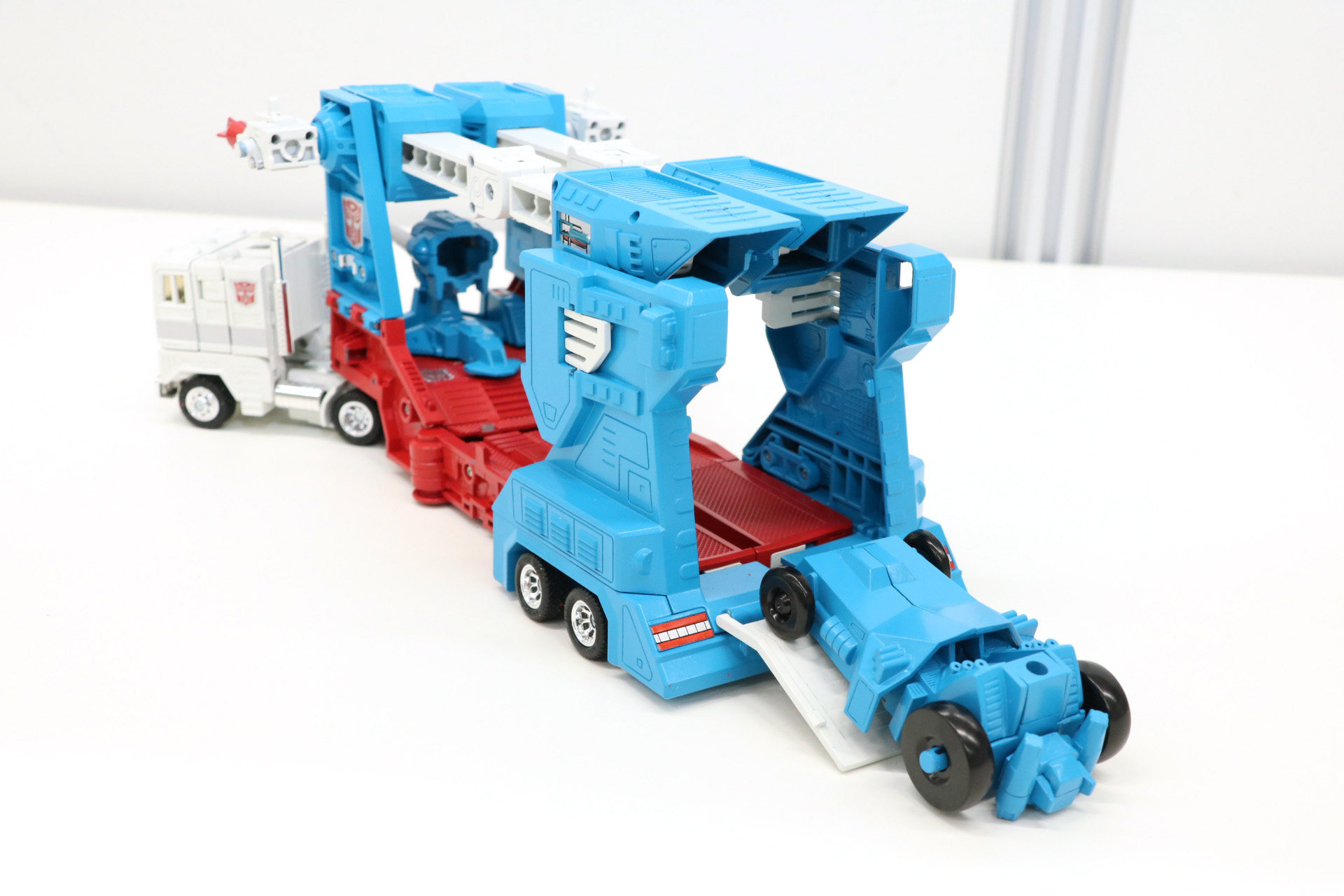 キャリアーカーにバギーなどの積載ができ、積み下ろしアクションも可能