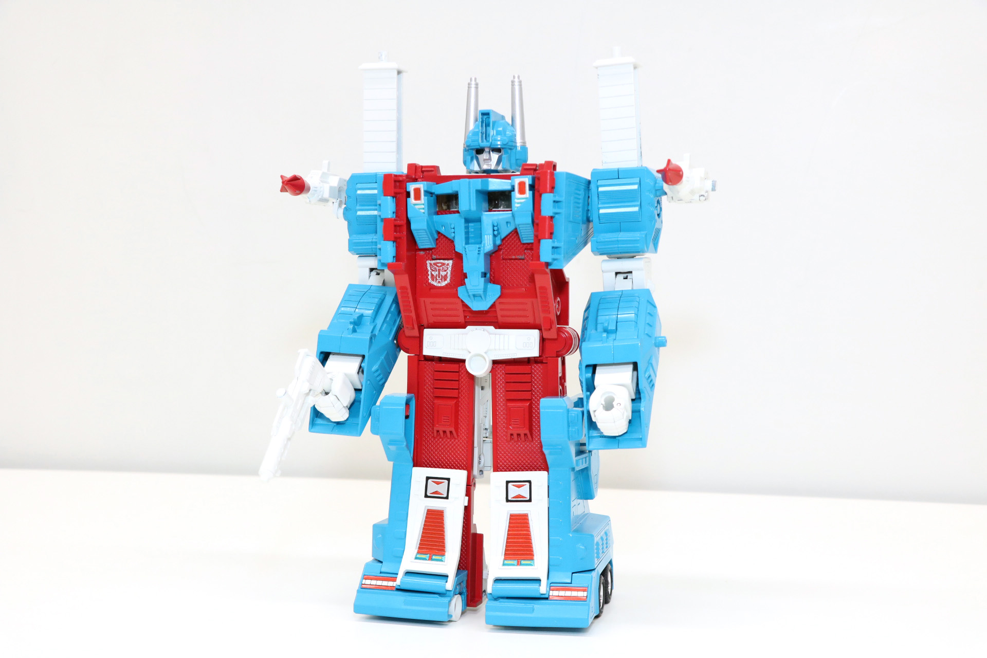 コンボイ型ロボットとキャリアカーが合体して「ウルトラマグナス」となる