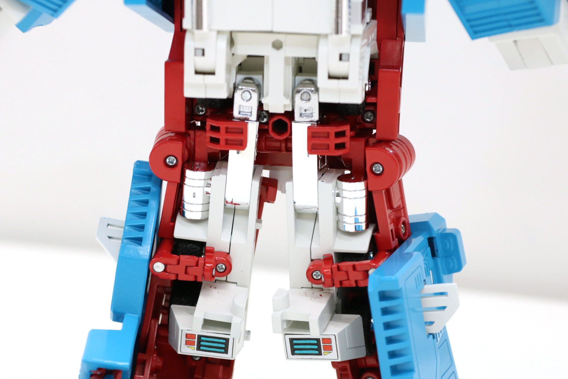 コンボイ型ロボットに新規につま先の変形機構を追加