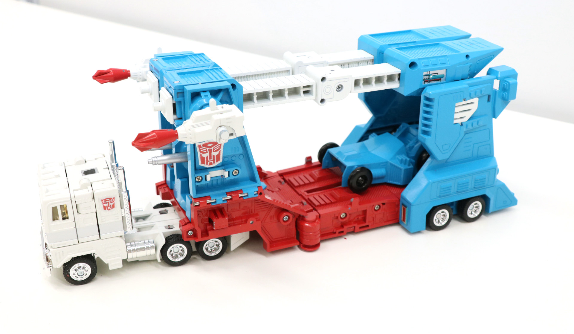 キャリアーカーにバギーなどの積載ができ、積み下ろしアクションも可能