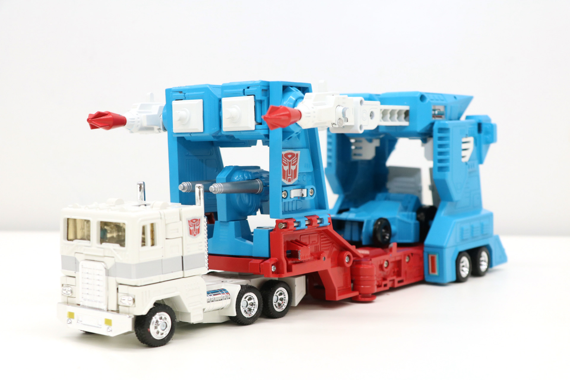 「ウルトラマグナス」ビークルモード