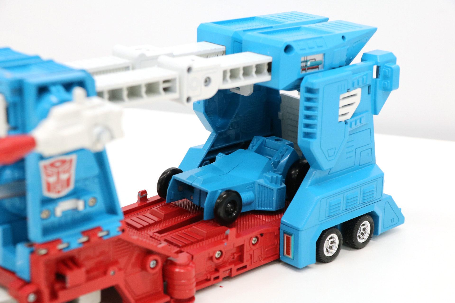 キャリアーカーにバギーなどの積載ができ、積み下ろしアクションも可能