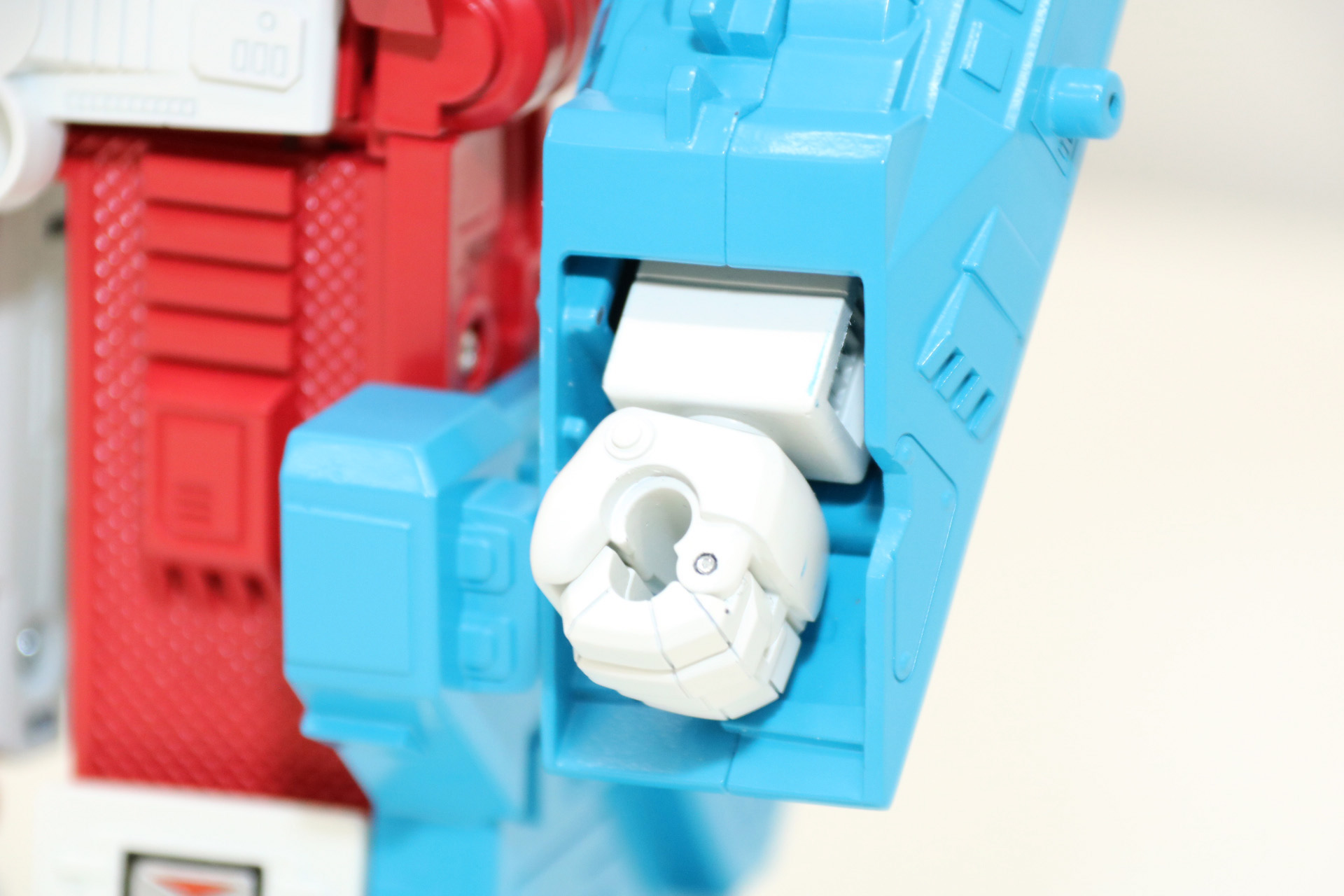 ハンドパーツには指先が開く可動が追加されている