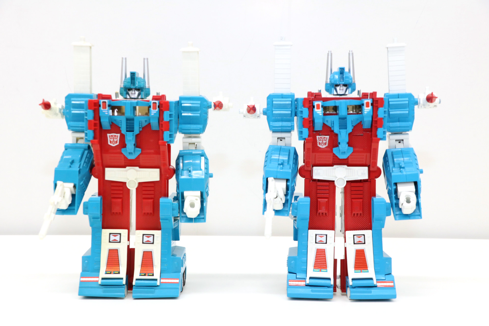 オリジナルの「シティコマンダー ウルトラマグナス」（左）と「ミッシングリンク C-10 ウルトラマグナス」（右）と比較