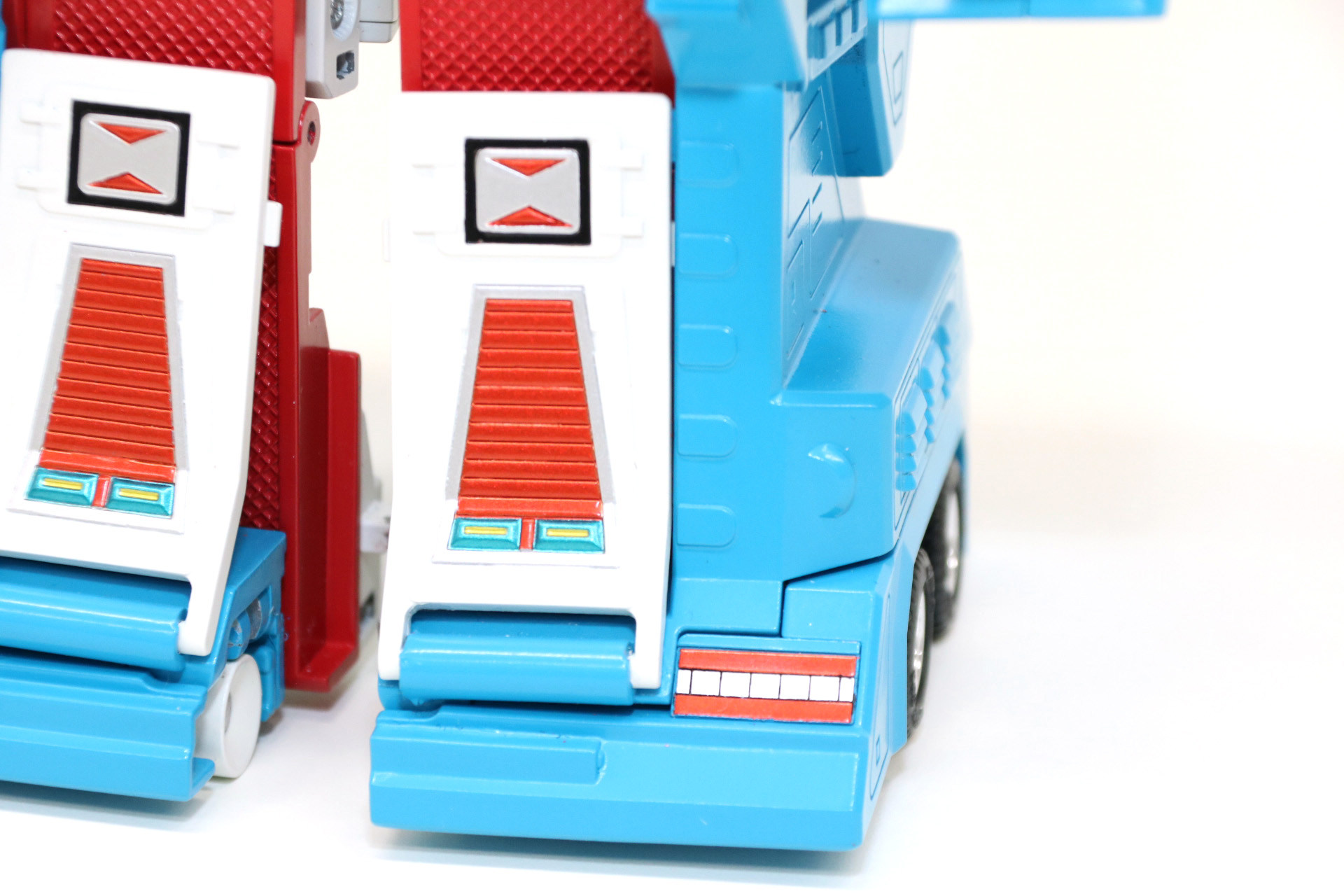 オリジナル版ではシールだった部分を立体彫刻と彩色で表現