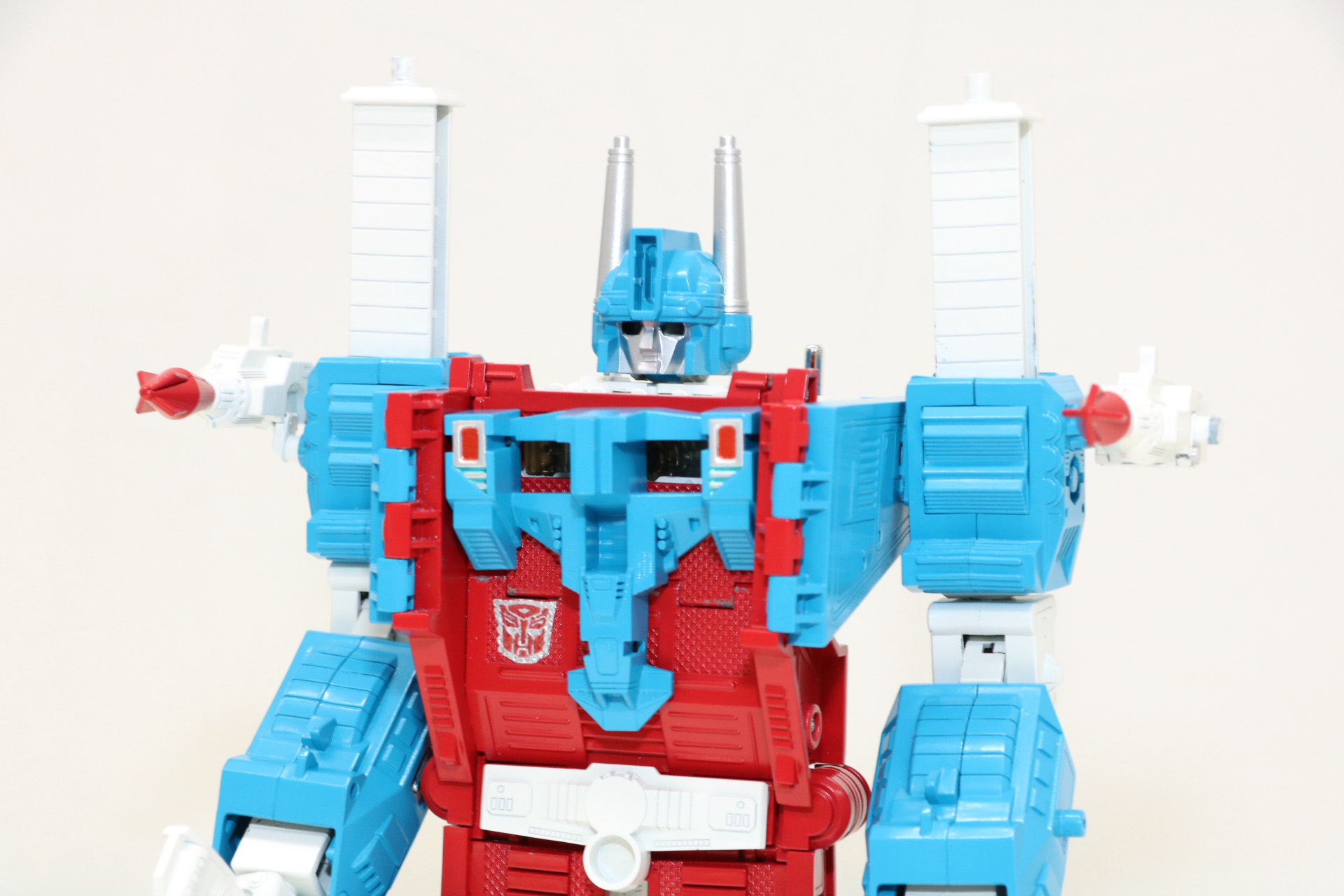 青のカラーリングは1986年のオリジナル版をイメージした鮮やかな色彩