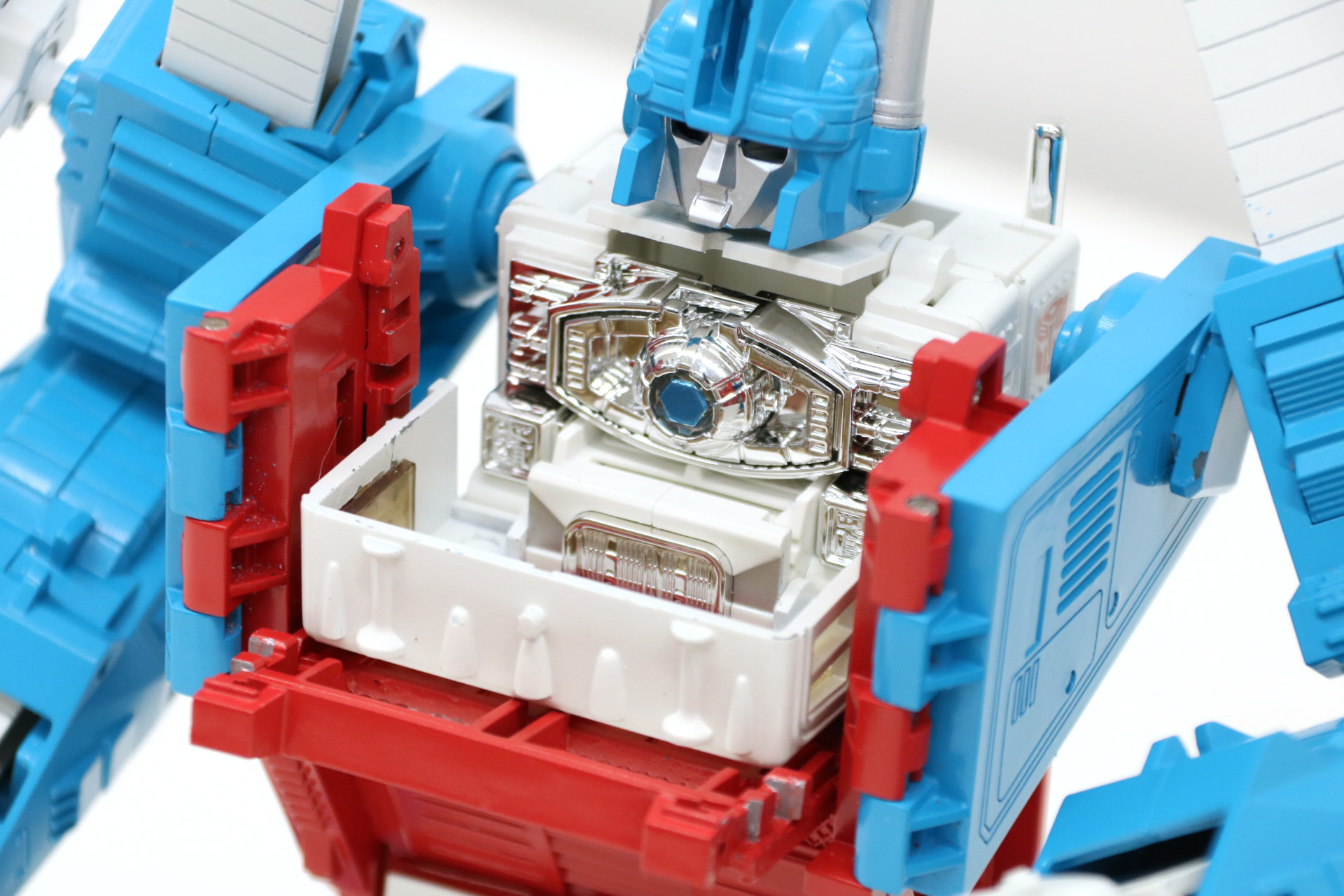 胸部にはマトリクスチャンバーを装着して、マトリクスを格納した状態にすることが可能