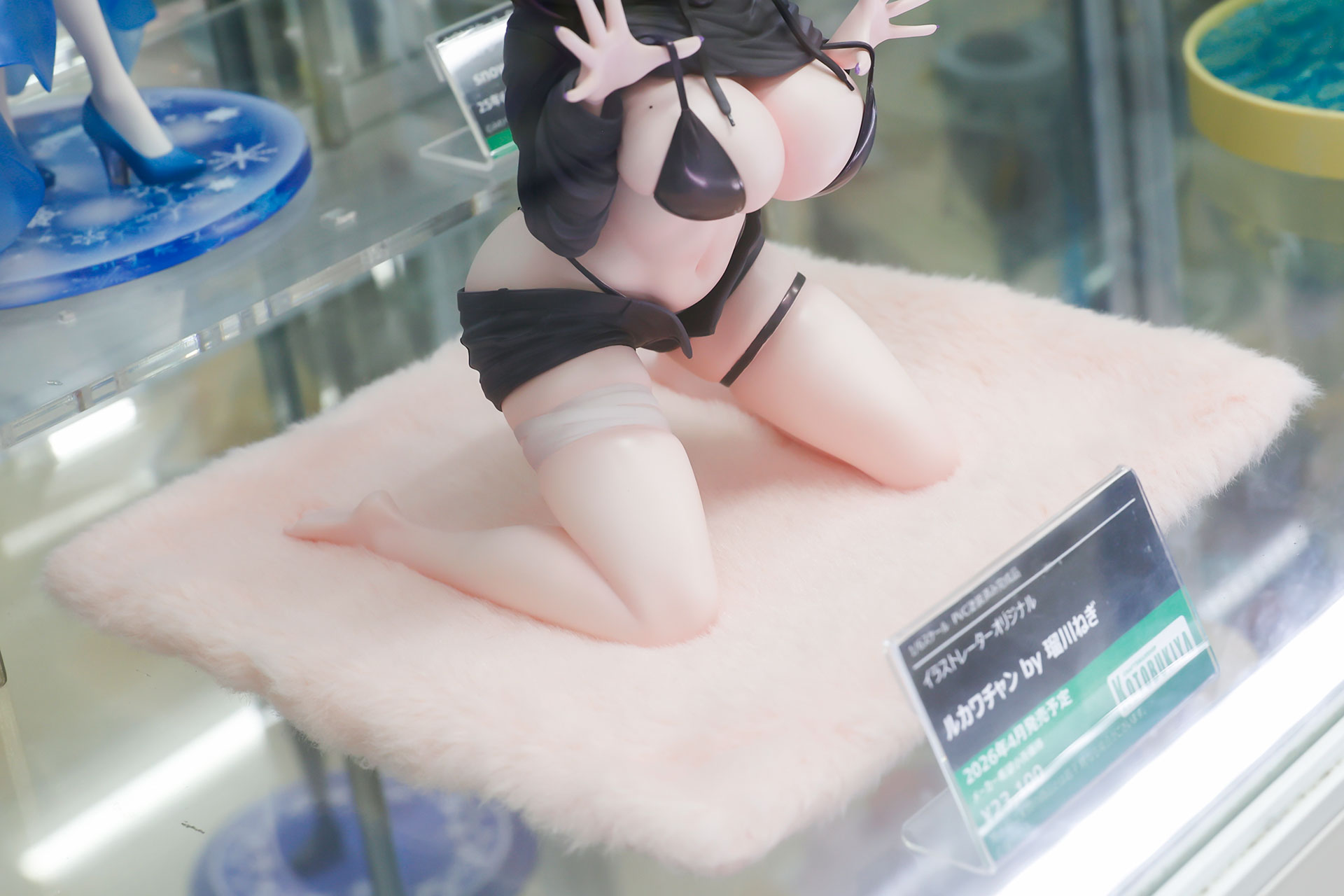 カーペットのような布台座が付属