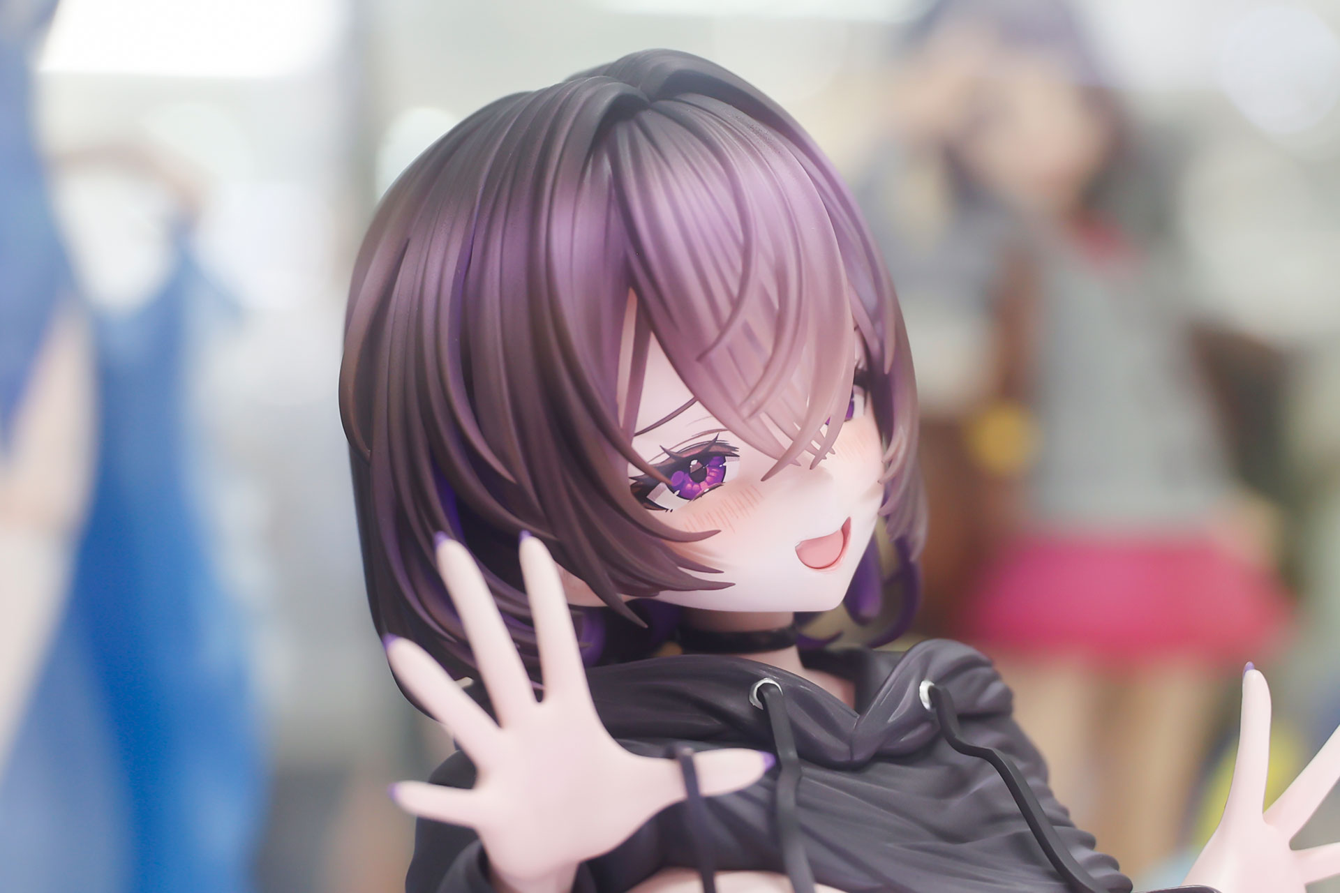 紫色の大きな瞳が美しい