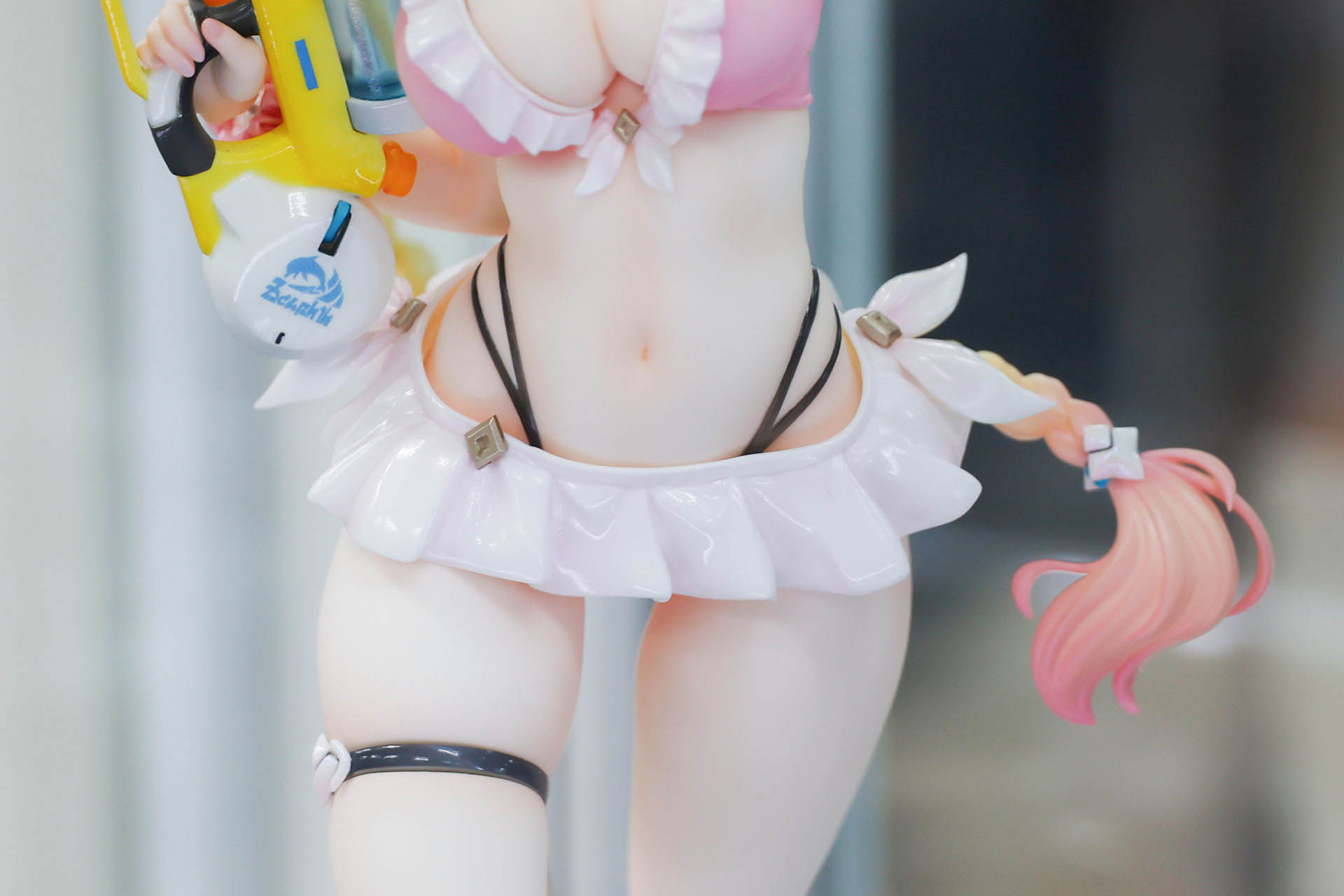 大きなフリルで覆われている