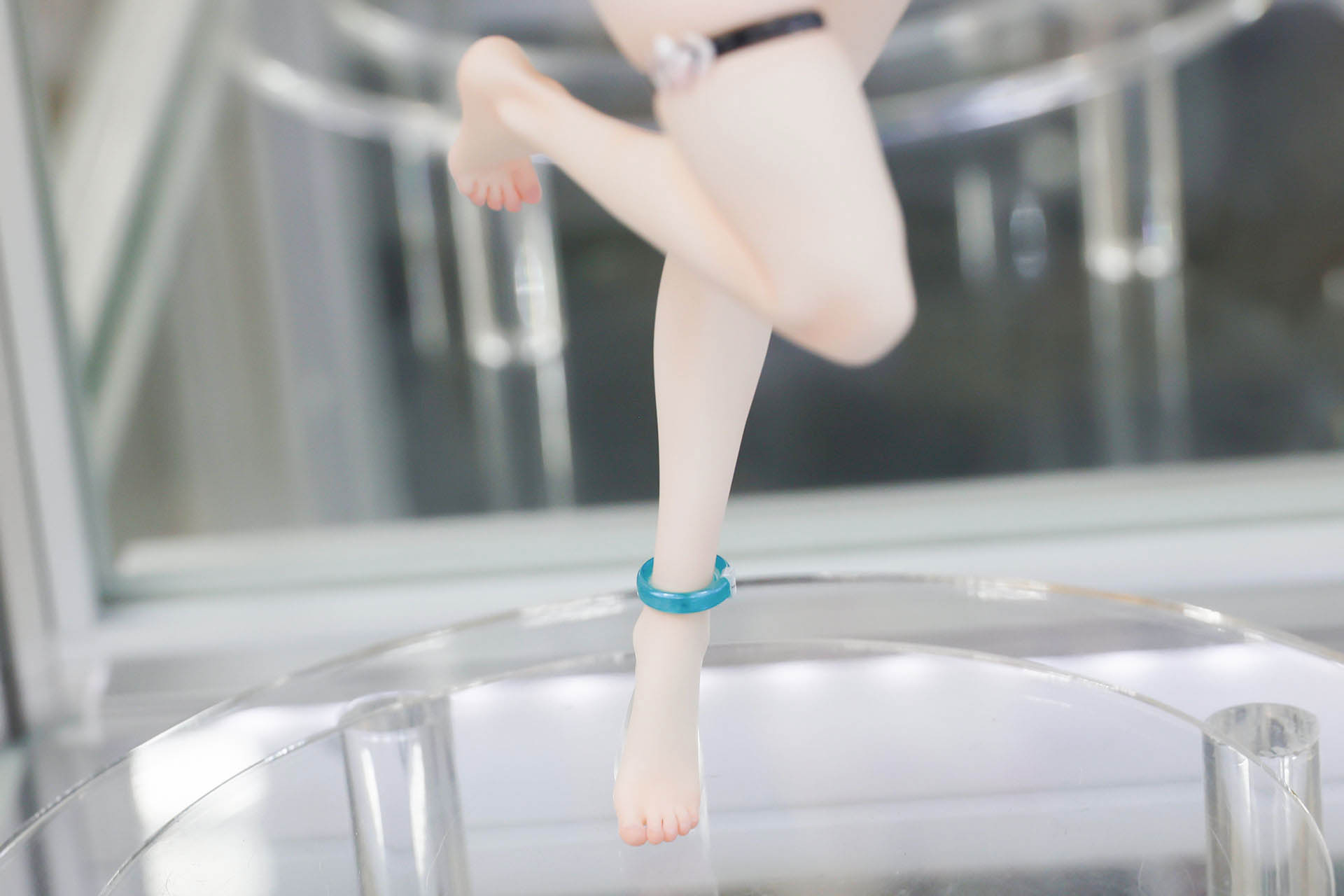 脚にもアクセサリーが付けられている