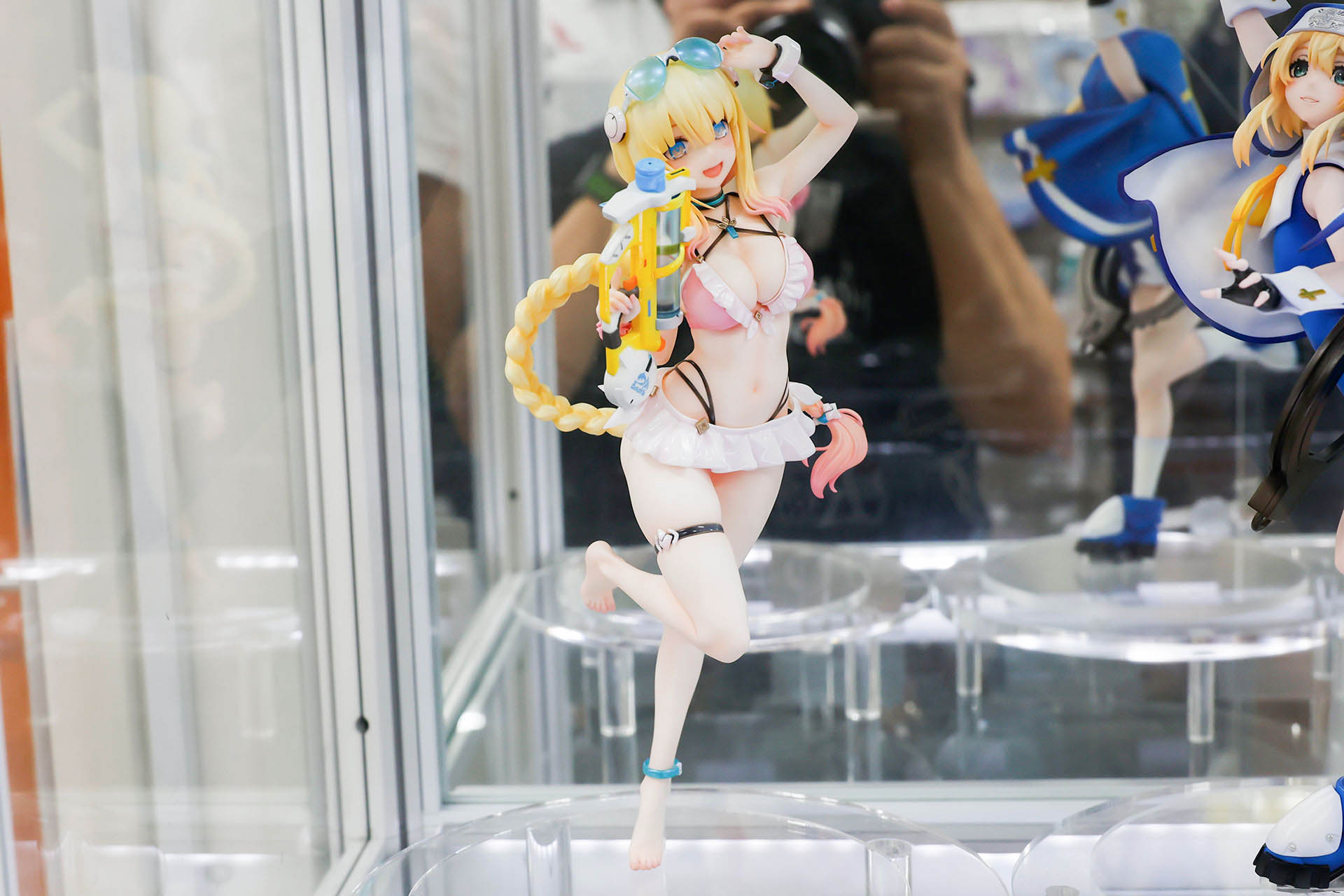 フィギュアの素材はPVCで、全高は約245mmだ