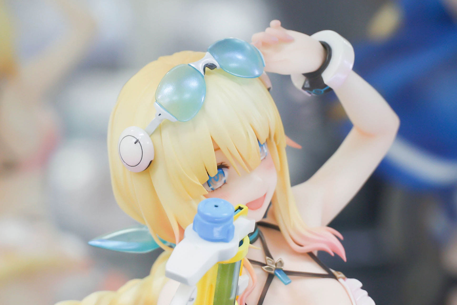 サングラスのデザインもユニークだ