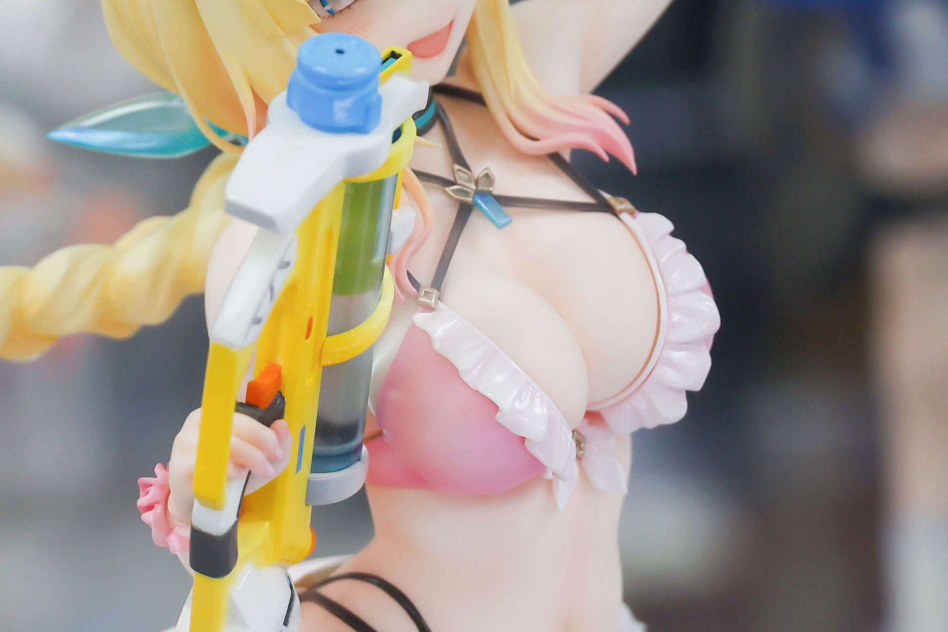 白い素肌が艶めかしい