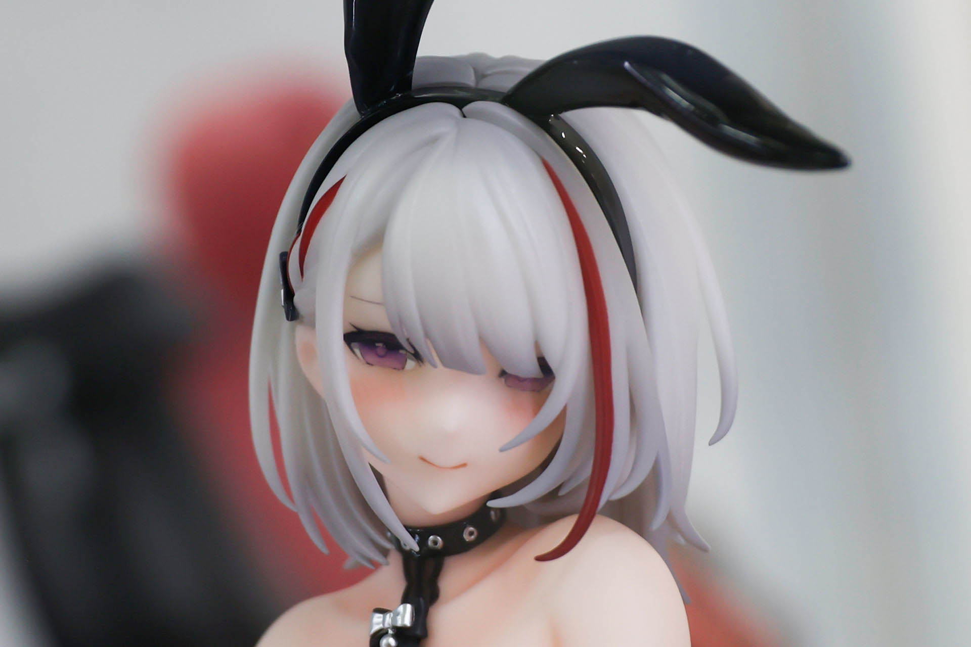 髪の一部には赤いポイントカラーが入れられている