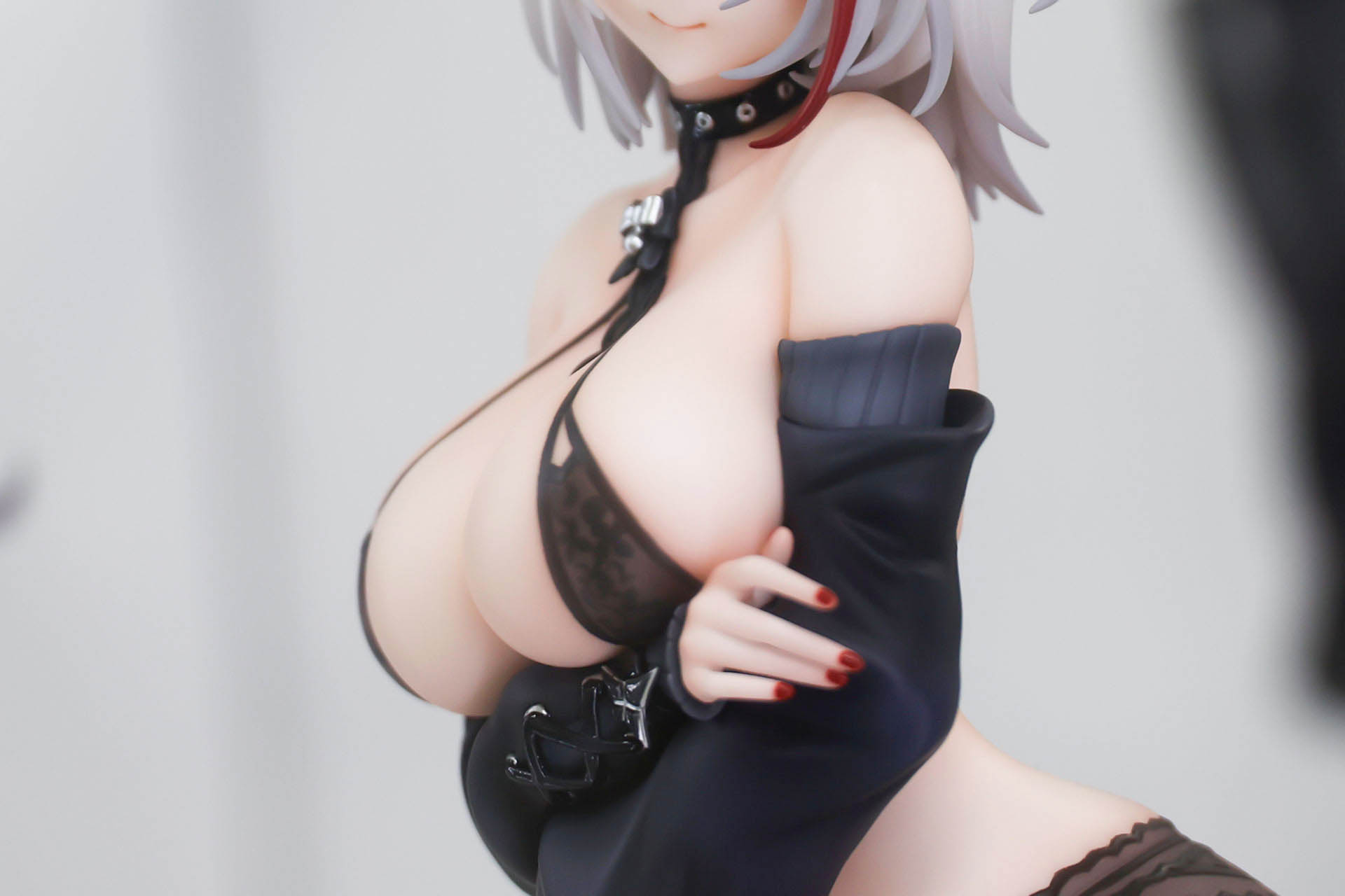 指には赤いネイルが塗られている